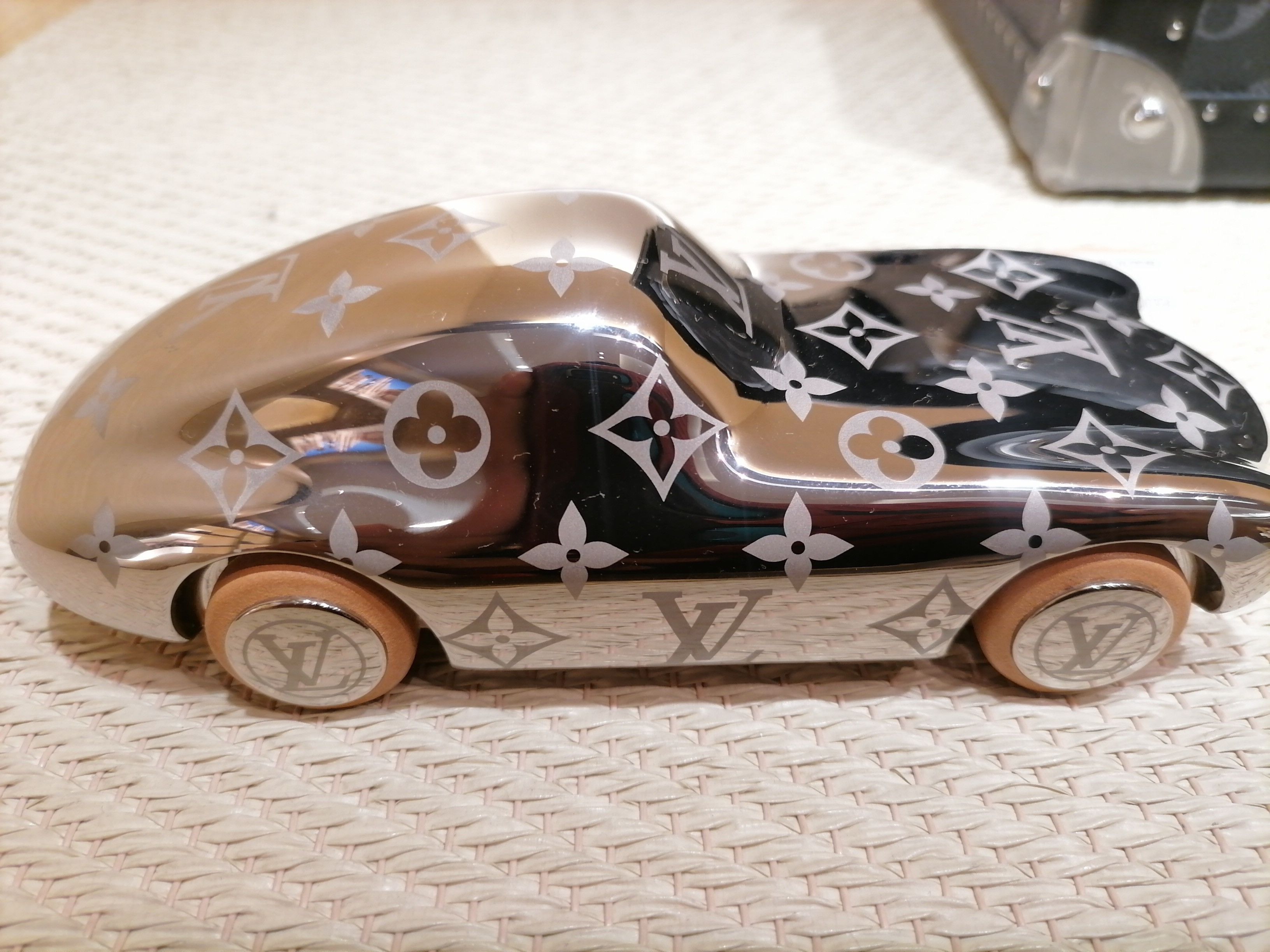 Louis Vuitton RARE LOUIS VUITTON VOGUEZ VOLEZ VOYAGEZ PAPERWEIGHT Size ONE SIZE - 4 Thumbnail