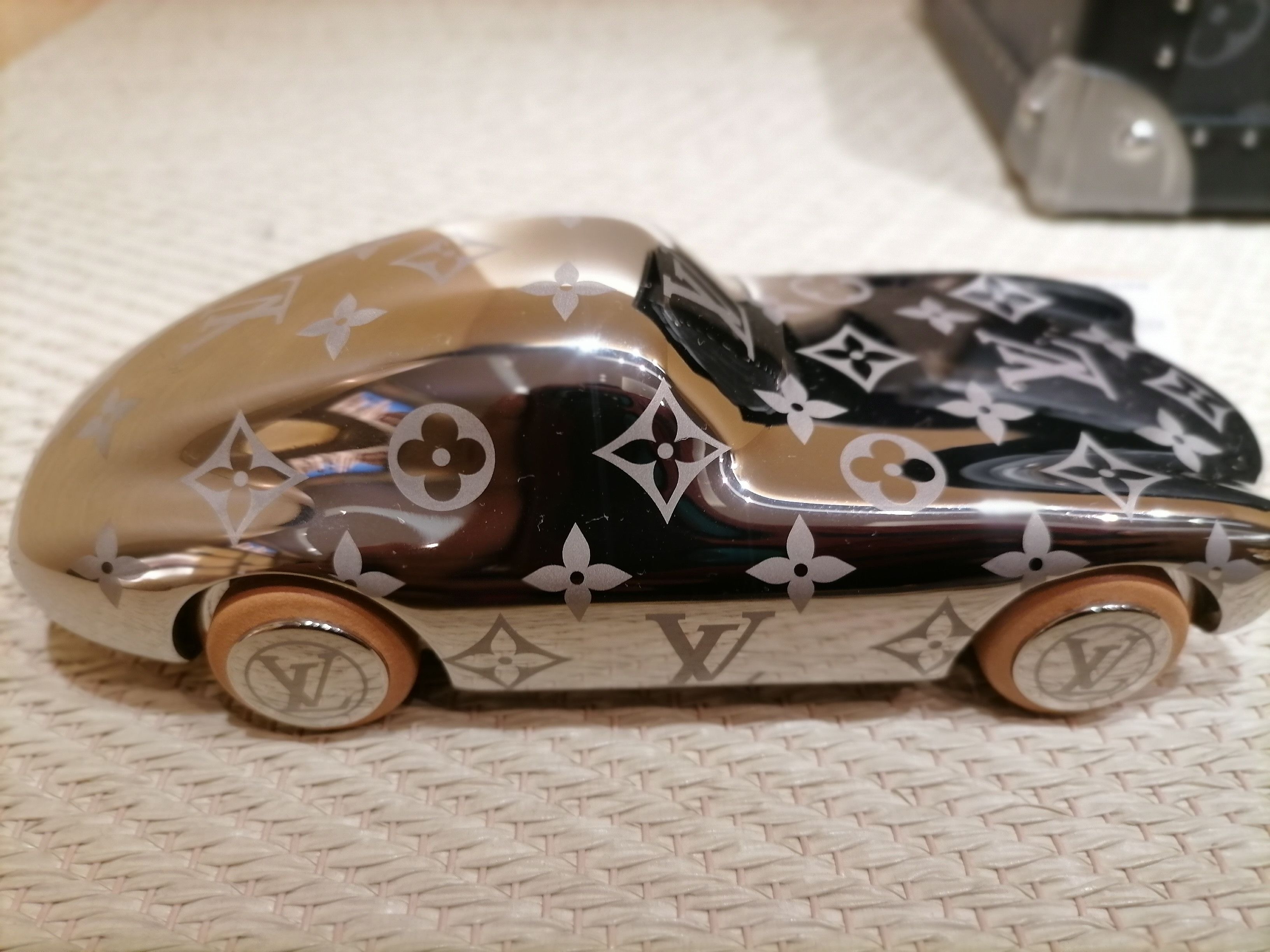Louis Vuitton RARE LOUIS VUITTON VOGUEZ VOLEZ VOYAGEZ PAPERWEIGHT Size ONE SIZE - 3 Thumbnail