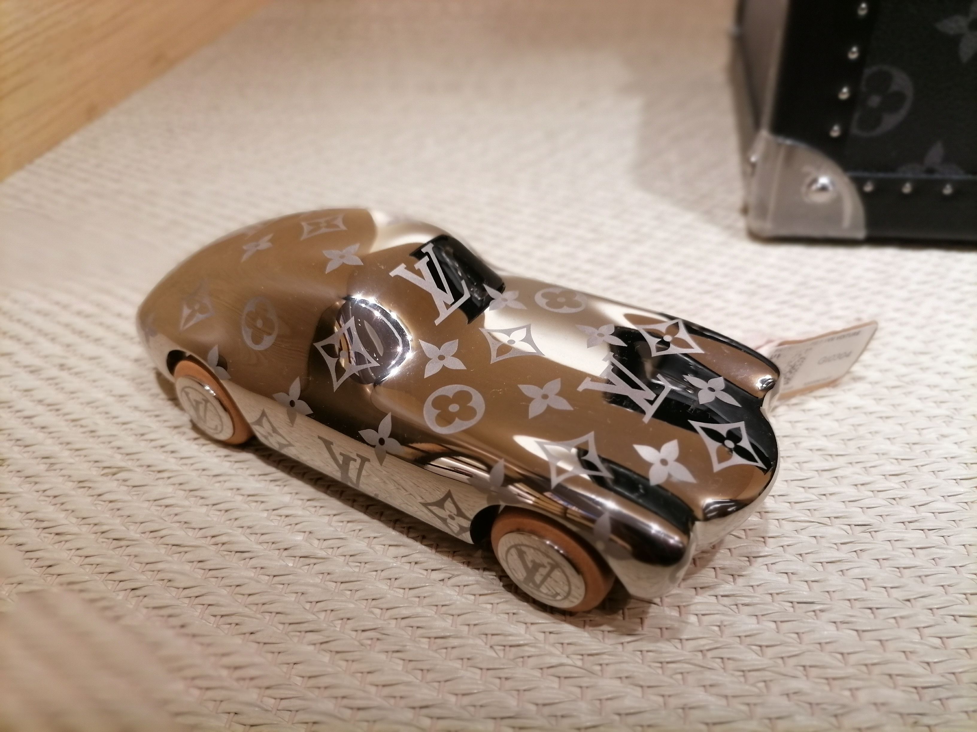 FIND] Louis Vuitton Voguez Volez Voyagez Car Paperweight : r