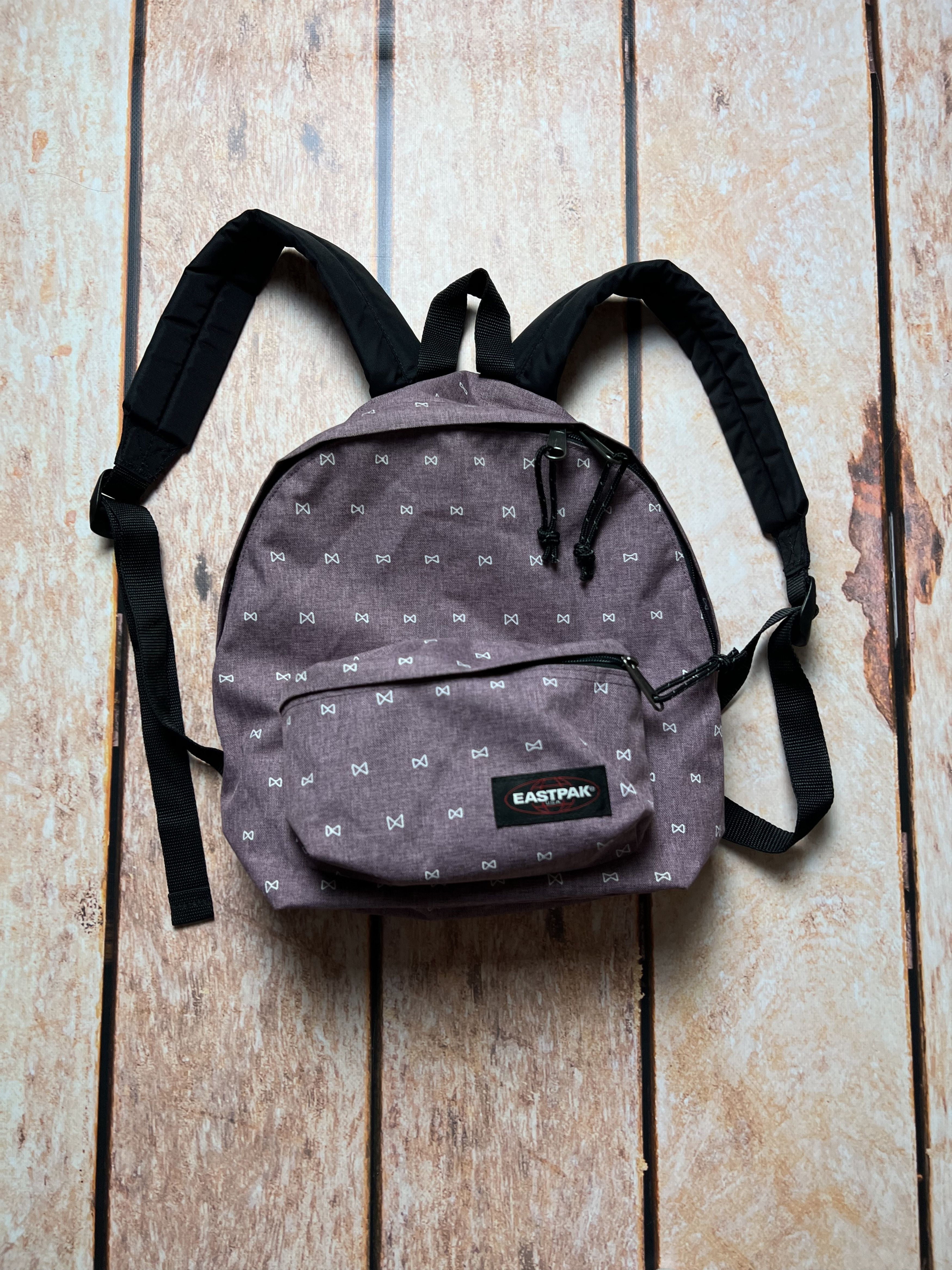 Eastpak gris avec outlet motif