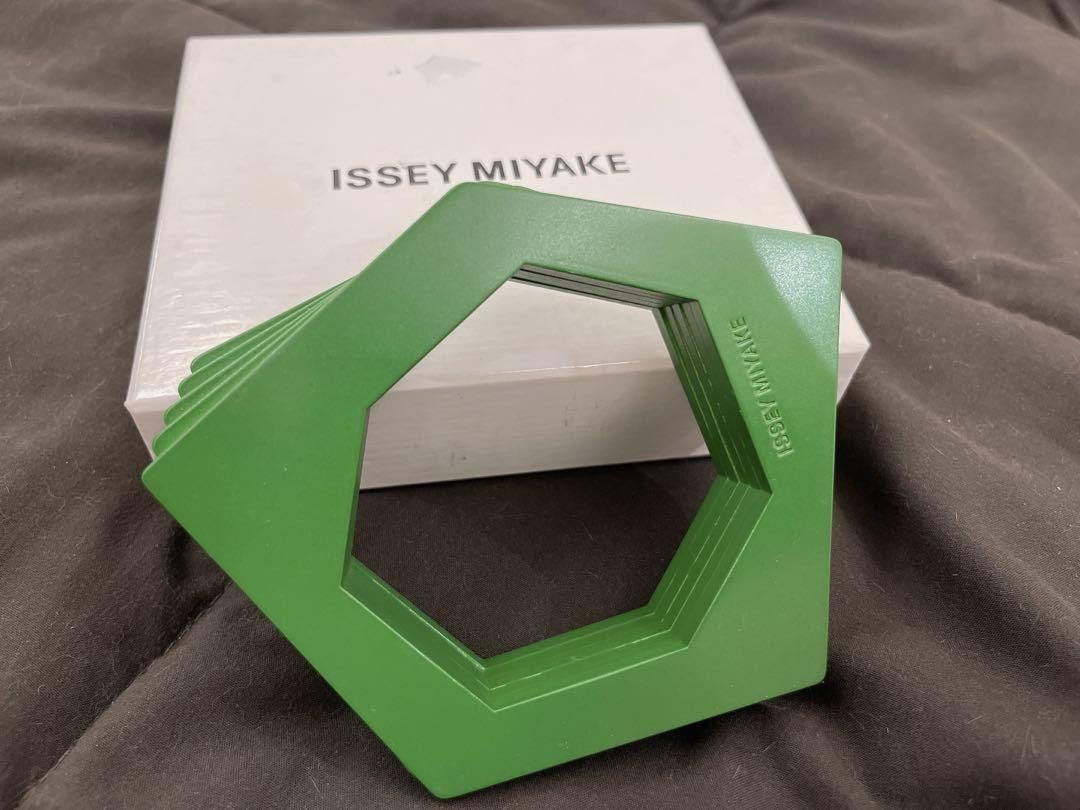 image of Issey Miyake Issey Miyake Avant-Garde Bangle in Green, Men's