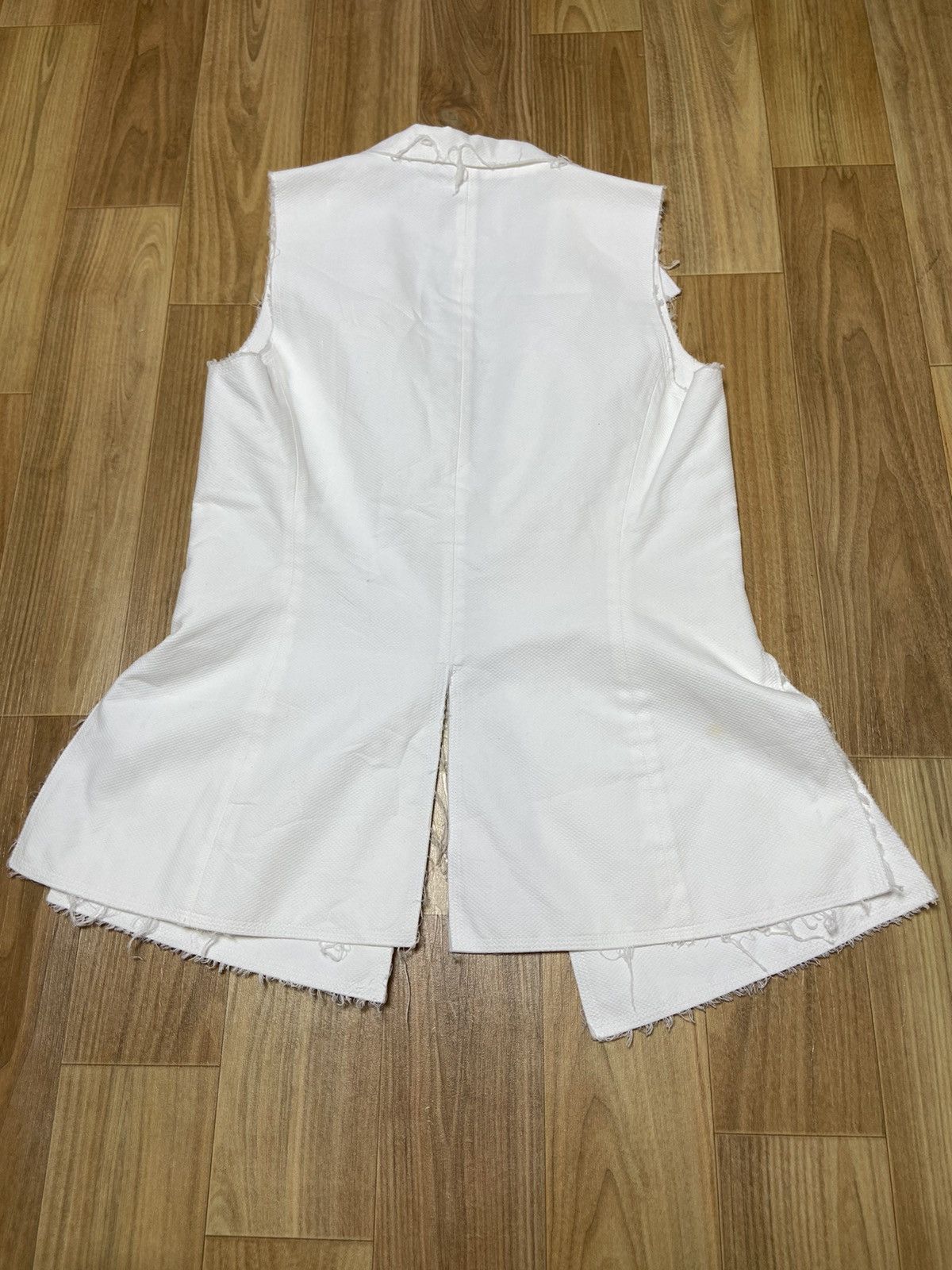 Chanel 38 Chanel cc logo button sleeveless blazer jacket white Size XS / US 0-2 / IT 36-38 - 2 Thumbnail