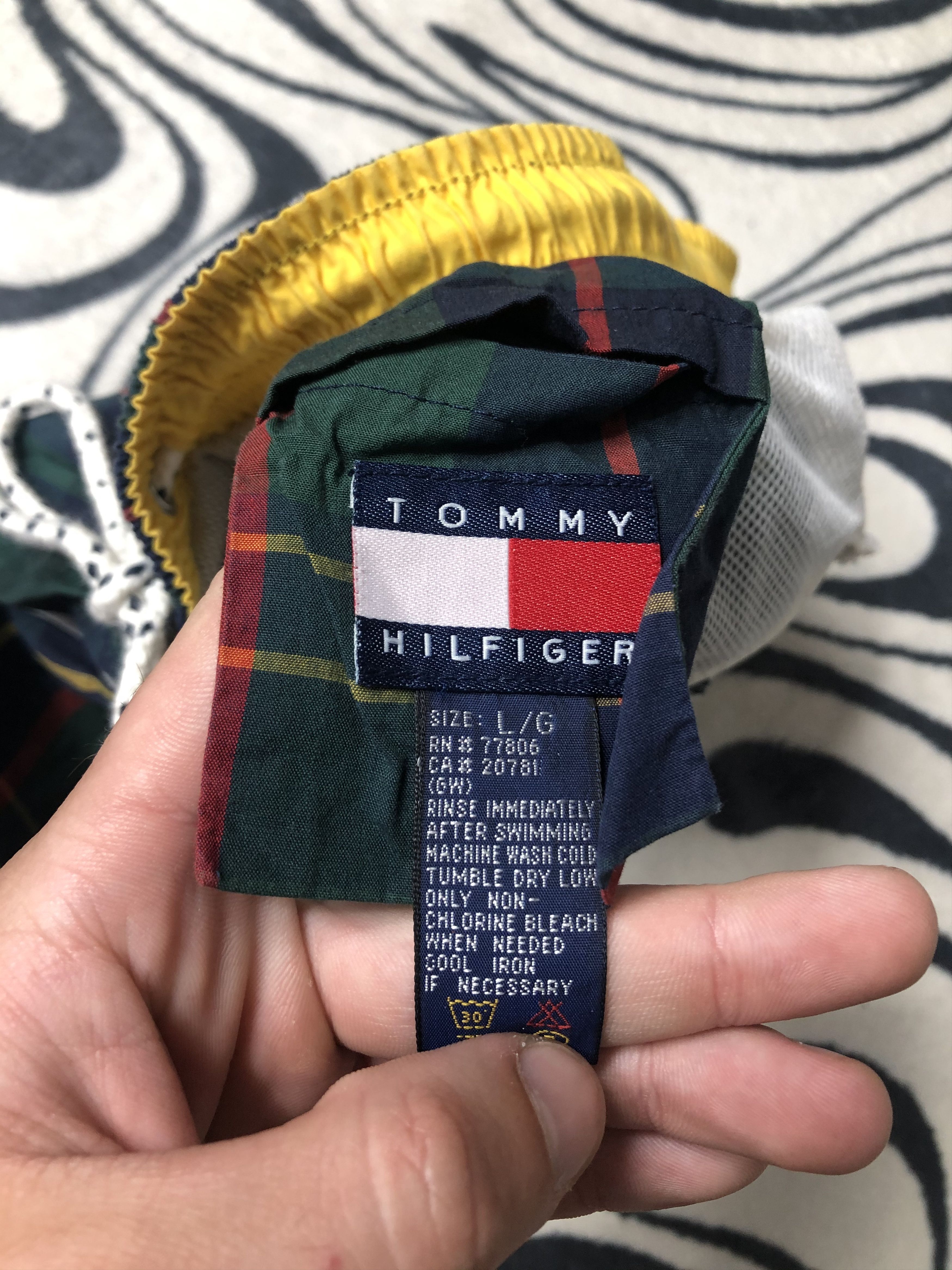 Tommy Hilfiger × Vintage Tommy Hilfiger Vintage Nylon Shorts Size US 34 / EU 50 - 4 Thumbnail