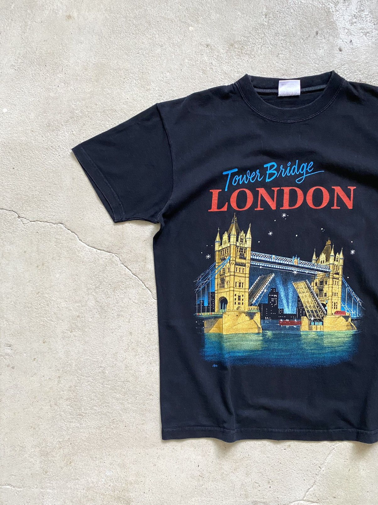 Vintage Vintage 1990’s Tower Bridge London Art T Shirt Size US M / EU 48-50 / 2 - 2 Thumbnail