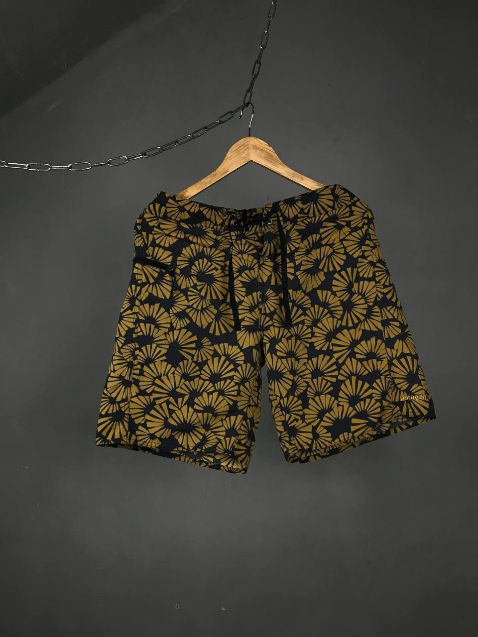 Patagonia Patagonia outdoor overprinted crazy shorts Size US 30 / EU 46 - 1 Thumbnail