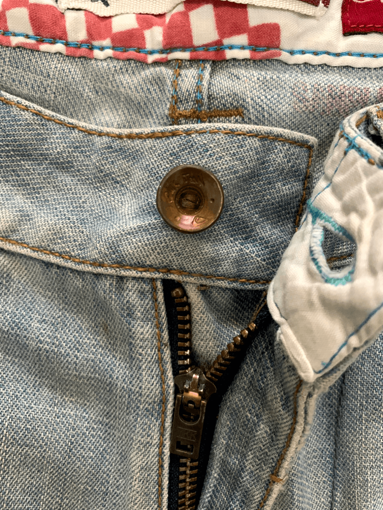 Japanese Brand × Quiksilver Vintage Quiksilver Light Blue Wash Distressed Baggy Jeans Size US 32 / EU 48 - 4 Thumbnail