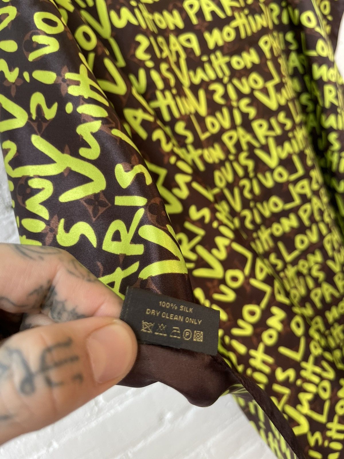 Louis Vuitton × Stephen Sprouse LV Louis Vuitton SPROUSE GRAFFITI BANDANA SCARF NEW Size ONE SIZE - 6 Thumbnail