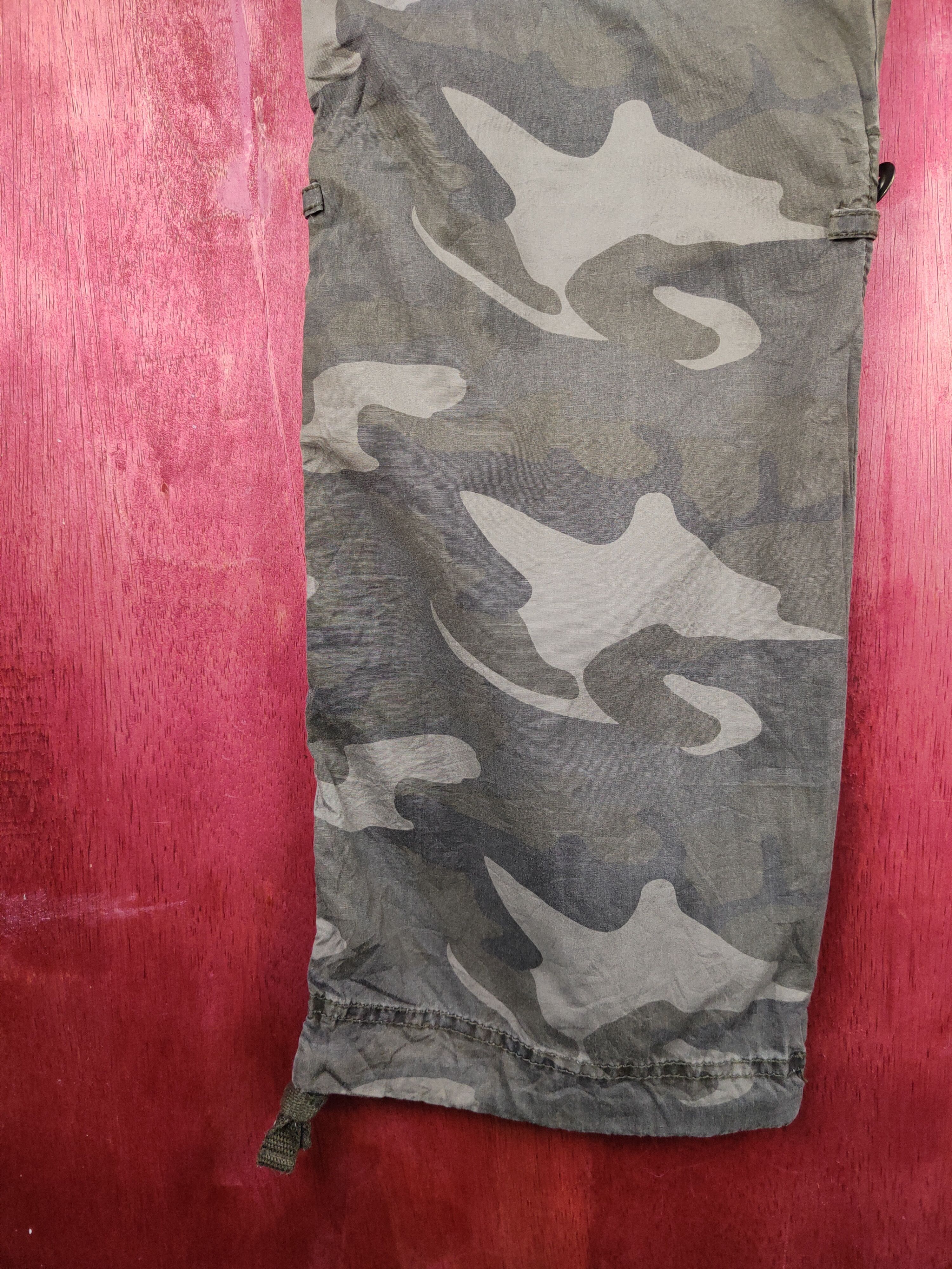 Uniqlo Uniqlo Camo Military Multipocket Cargo Pants #S763 Size US 31 - 9 Thumbnail