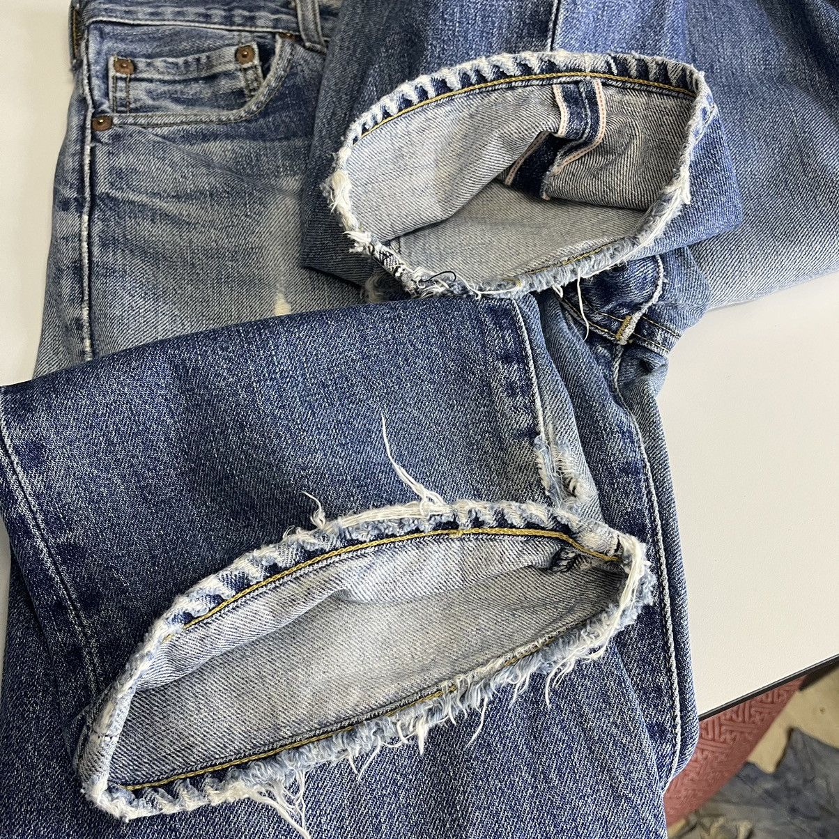 Levi's Vintage 90s Levis Big E Ripped Selvedge Jeans 26x33.5 Size US 26 / EU 42 - 14 Thumbnail