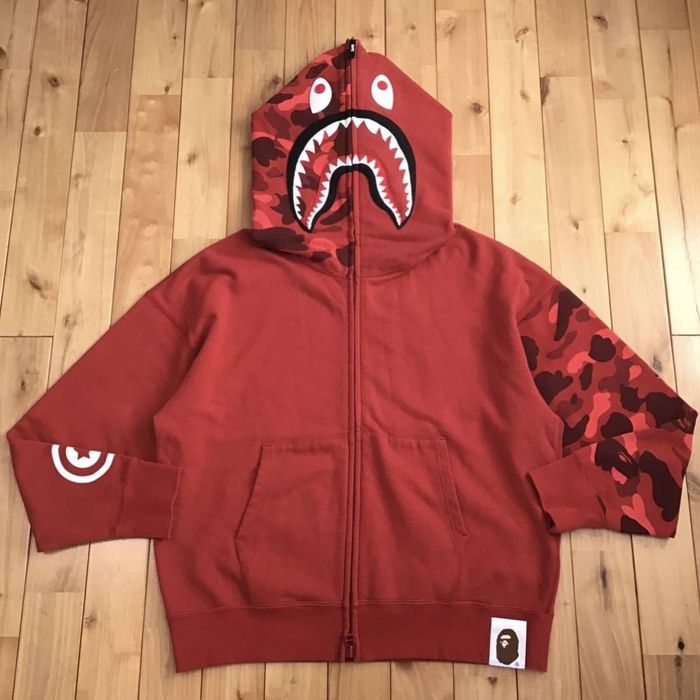 Red and camo bape on sale hoodie