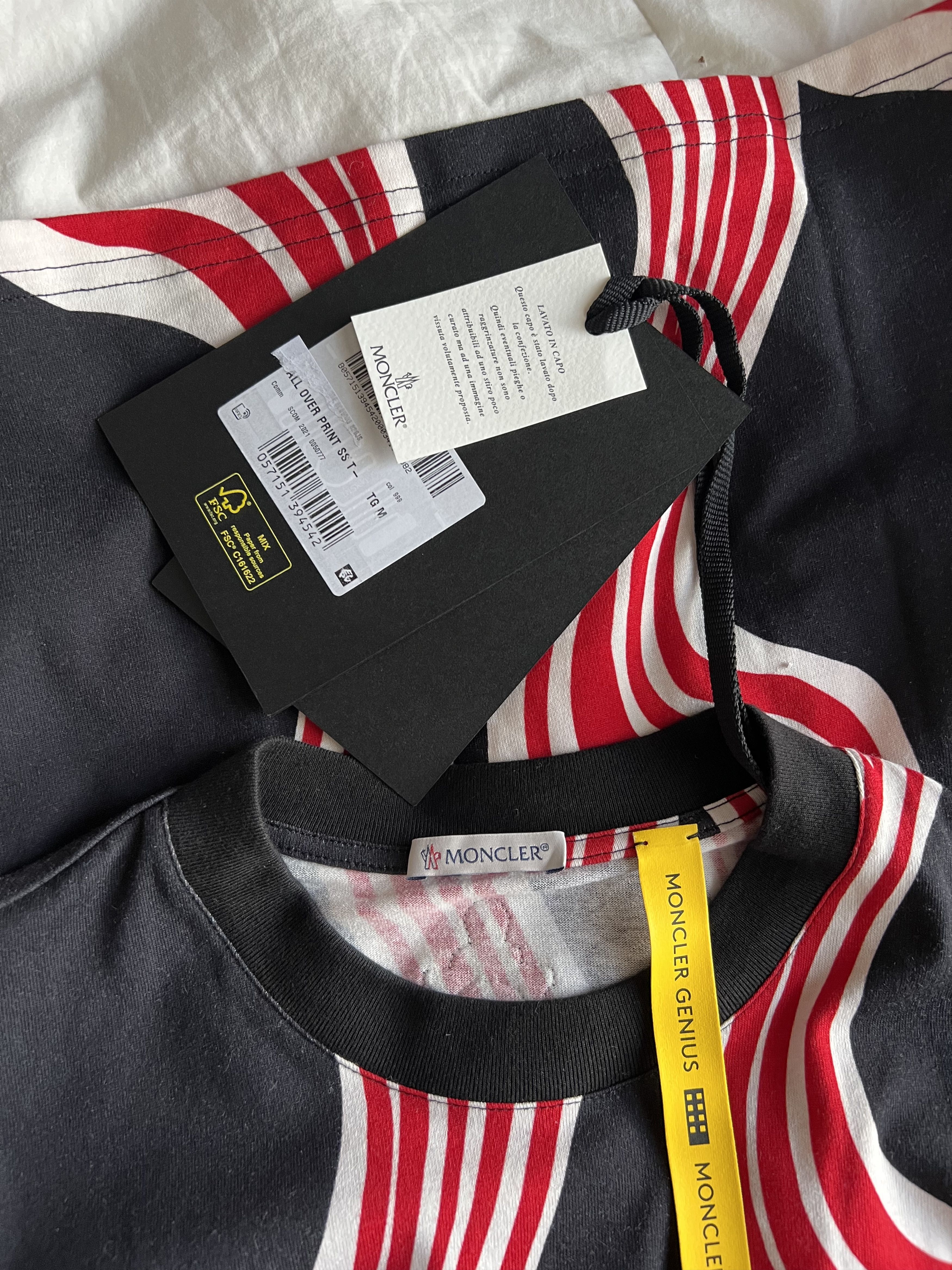 JW Anderson × Moncler 1 Moncler J.W. Anderson Abstract Print Tee in Black Red Size US M / EU 48-50 / 2 - 9 Thumbnail