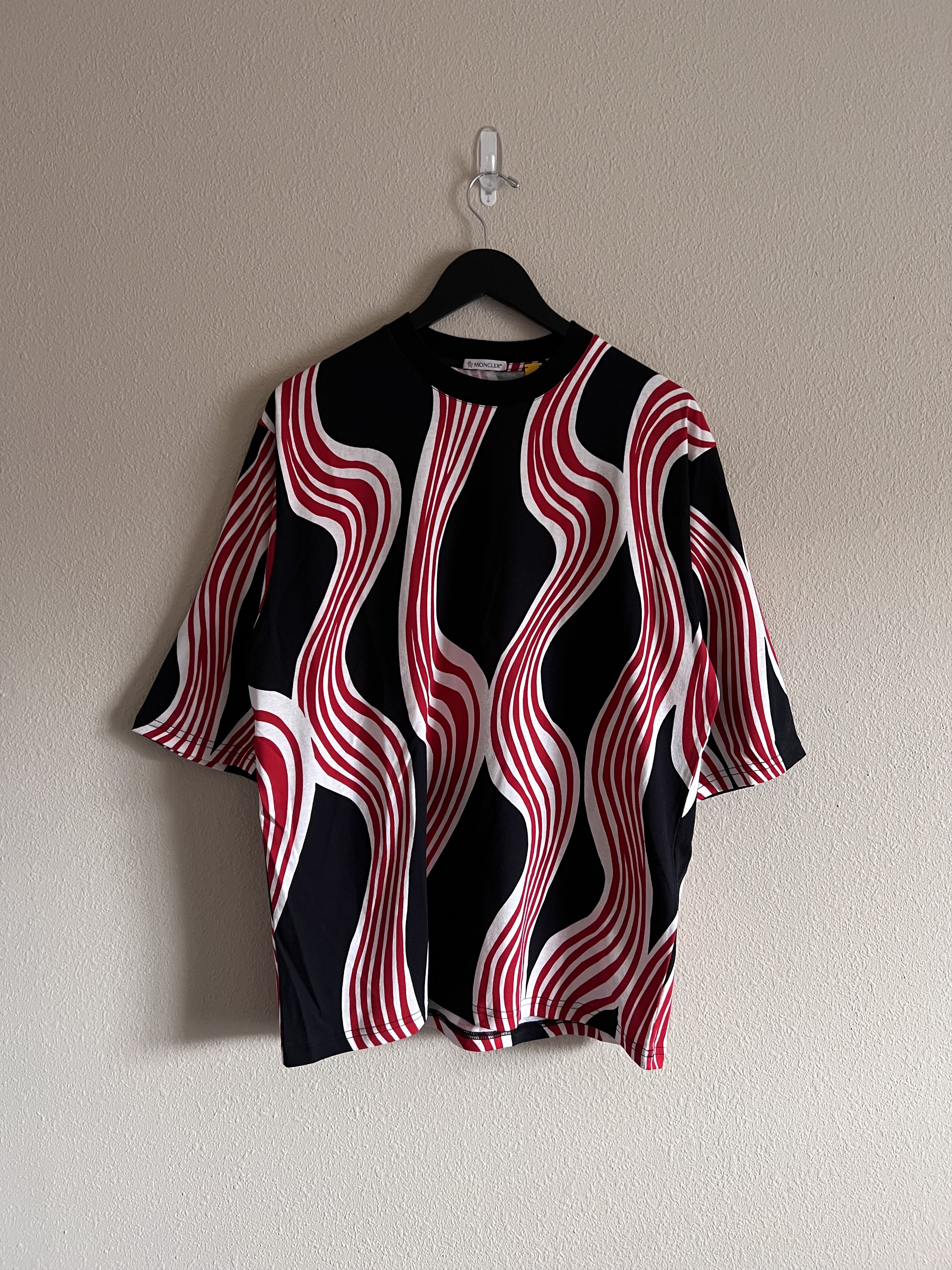 JW Anderson × Moncler 1 Moncler J.W. Anderson Abstract Print Tee in Black Red Size US M / EU 48-50 / 2 - 1 Thumbnail