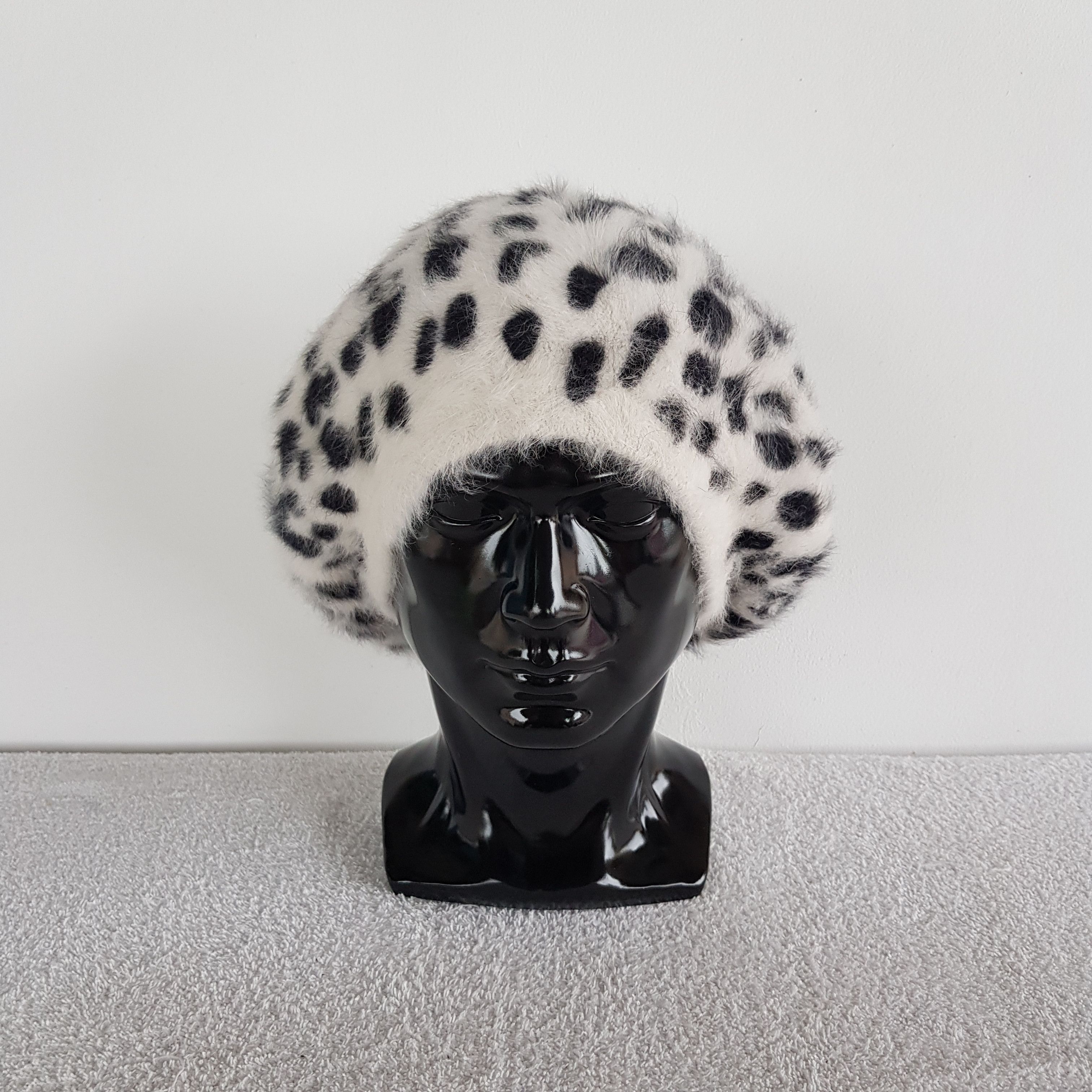 Japanese Brand × Vintage Albino Leopard Beanie Snow Cap Albino Leopard Faux Fur Hats Size ONE SIZE - 2 Thumbnail