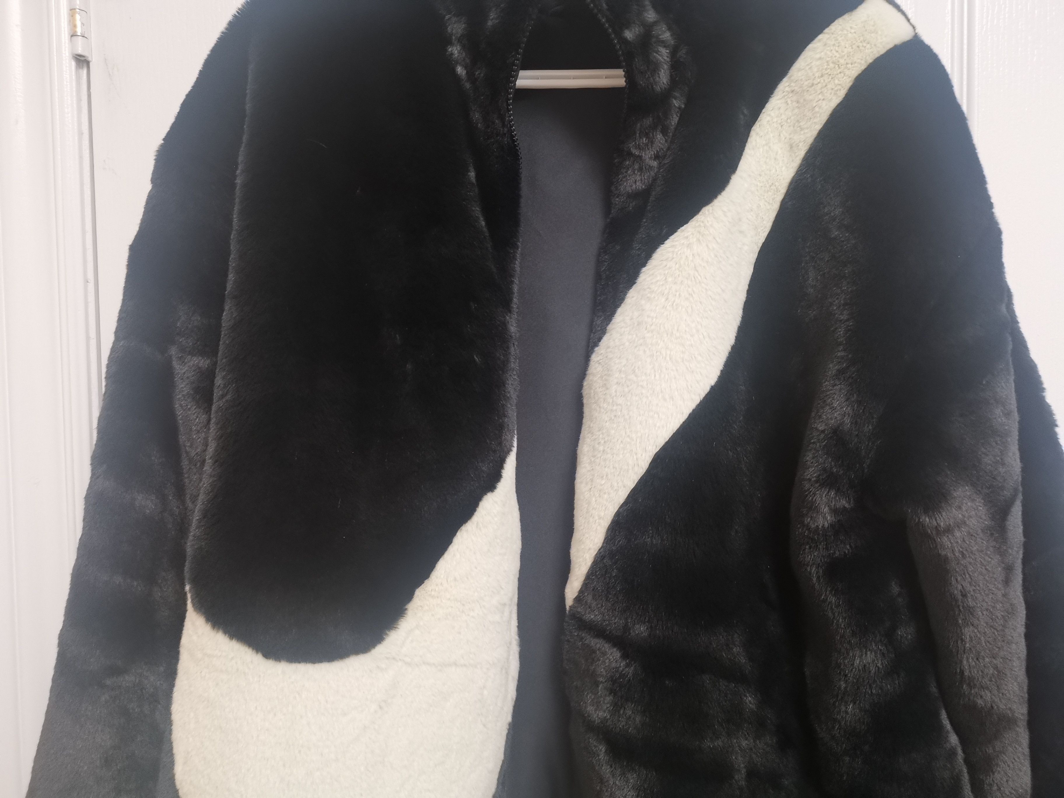 Nike NSW Plush Faux Fur Jacket in Black & Fossil medium Size US M / EU 48-50 / 2 - 2 Thumbnail