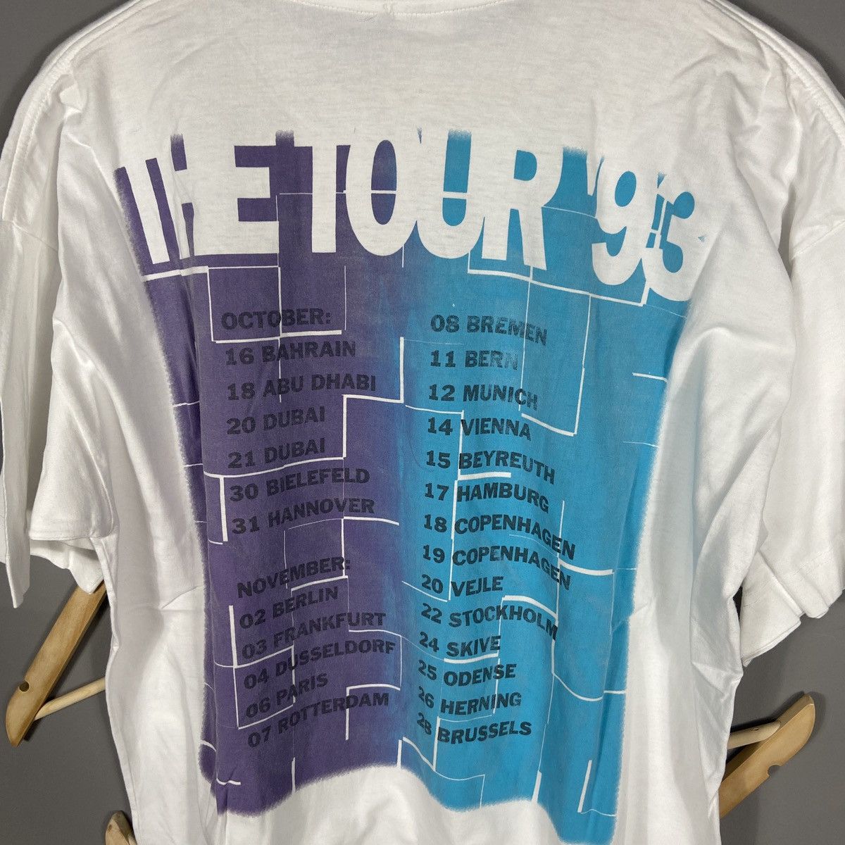 Band Tees Vintage 1993 Cliff Richard tour t-shirt Size US XL / EU 56 / 4 - 7 Thumbnail