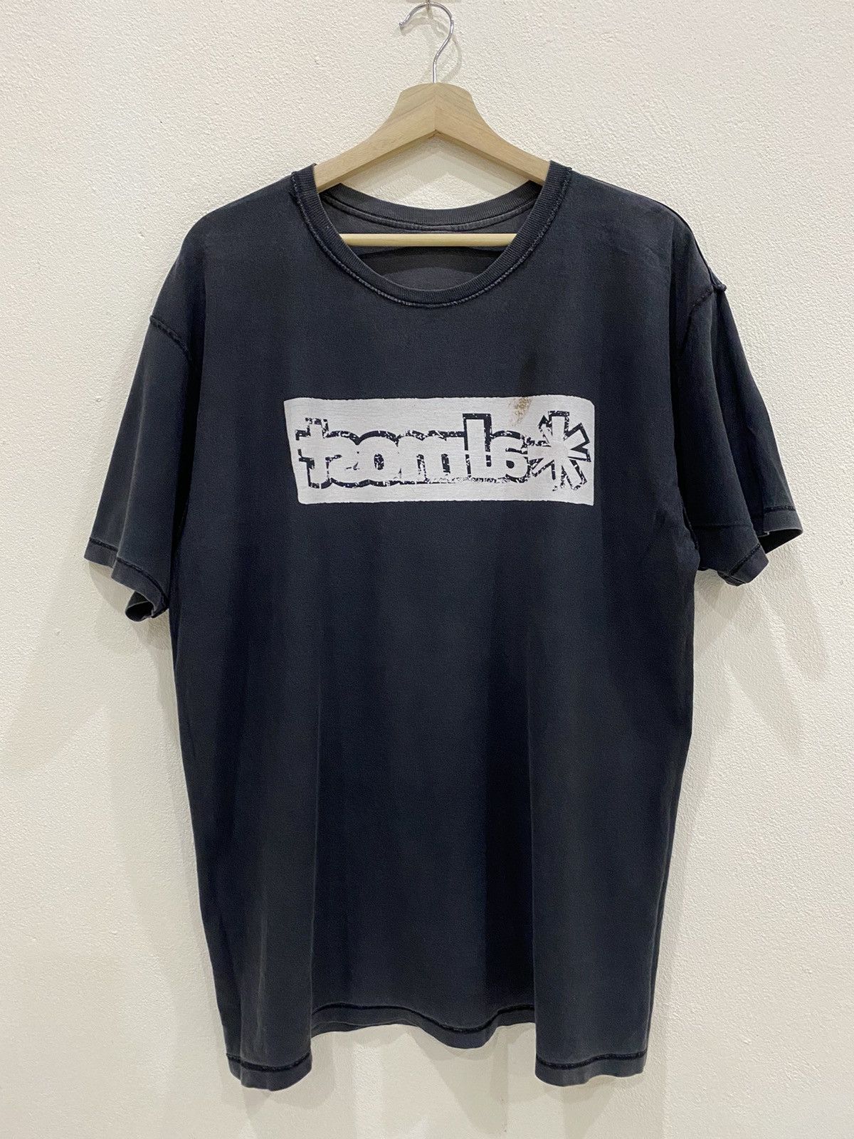 Almost Famous vintage 00s sunfaded almost skateboarding boxlogo tee Size US L / EU 52-54 / 3 - 7 Thumbnail