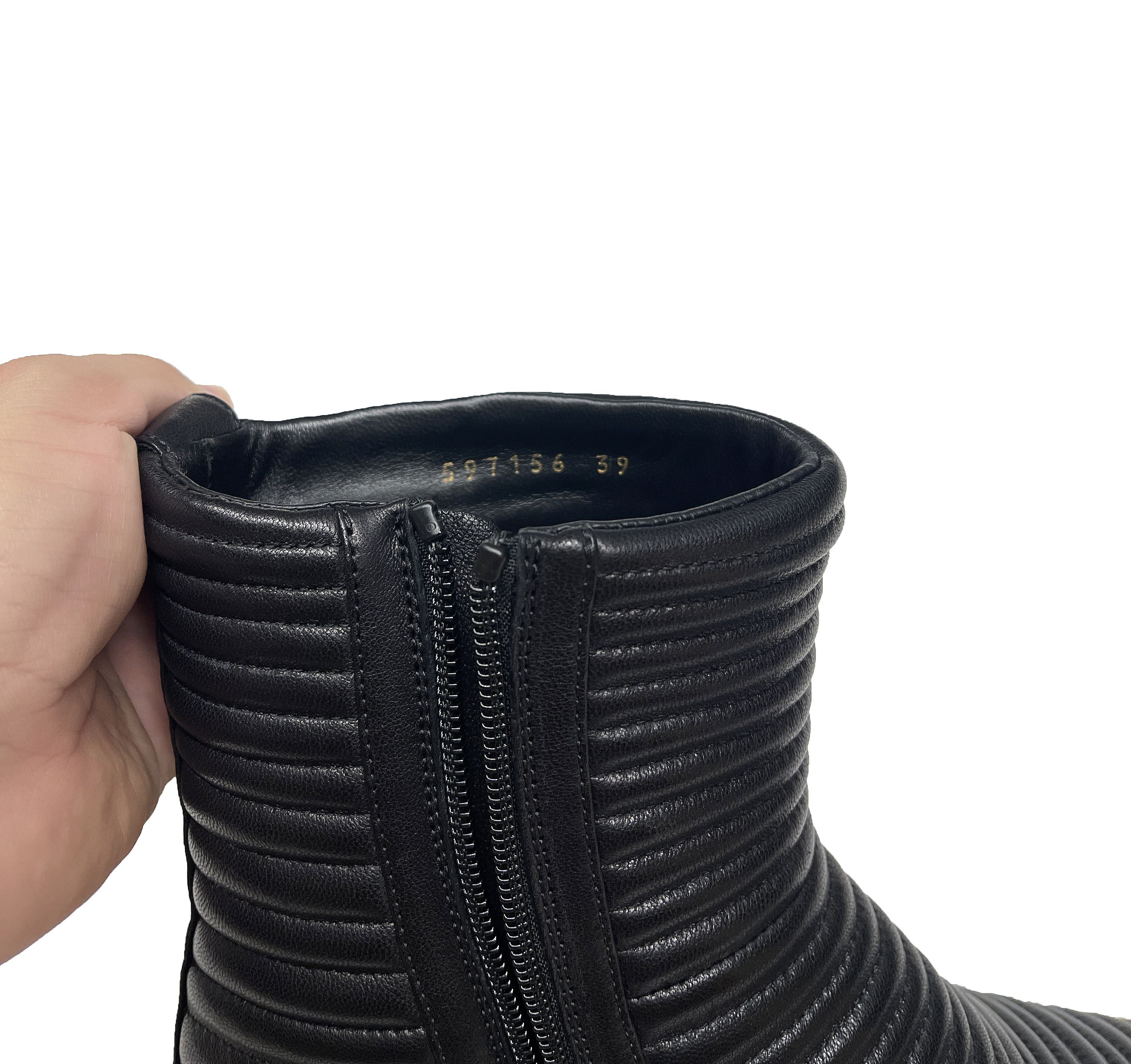 Balenciaga New — AW19 Engraved Logo Ribbed Boots Size US 7 / EU 40 - 9 Thumbnail