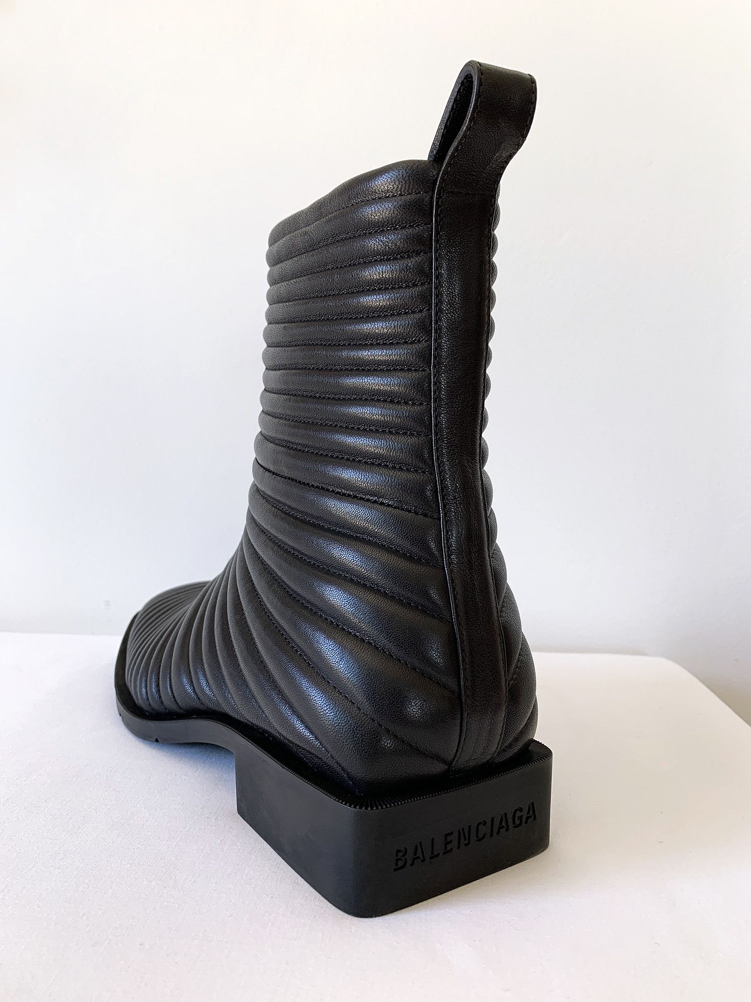 Balenciaga New — AW19 Engraved Logo Ribbed Boots Size US 7 / EU 40 - 2 Thumbnail