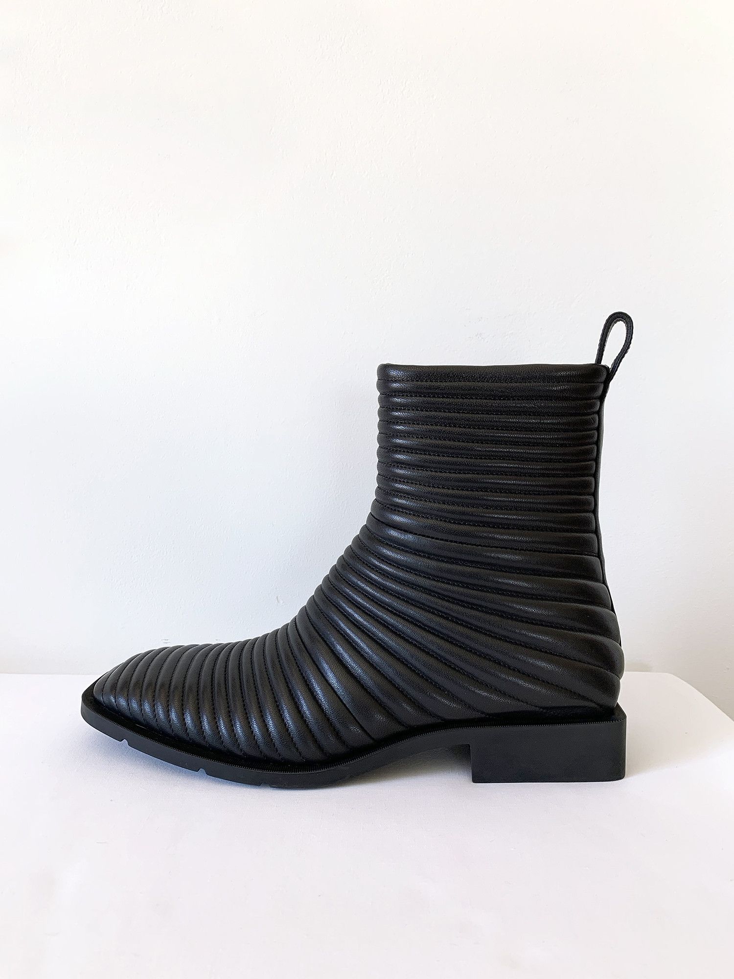 Balenciaga New — AW19 Engraved Logo Ribbed Boots Size US 7 / EU 40 - 1 Thumbnail