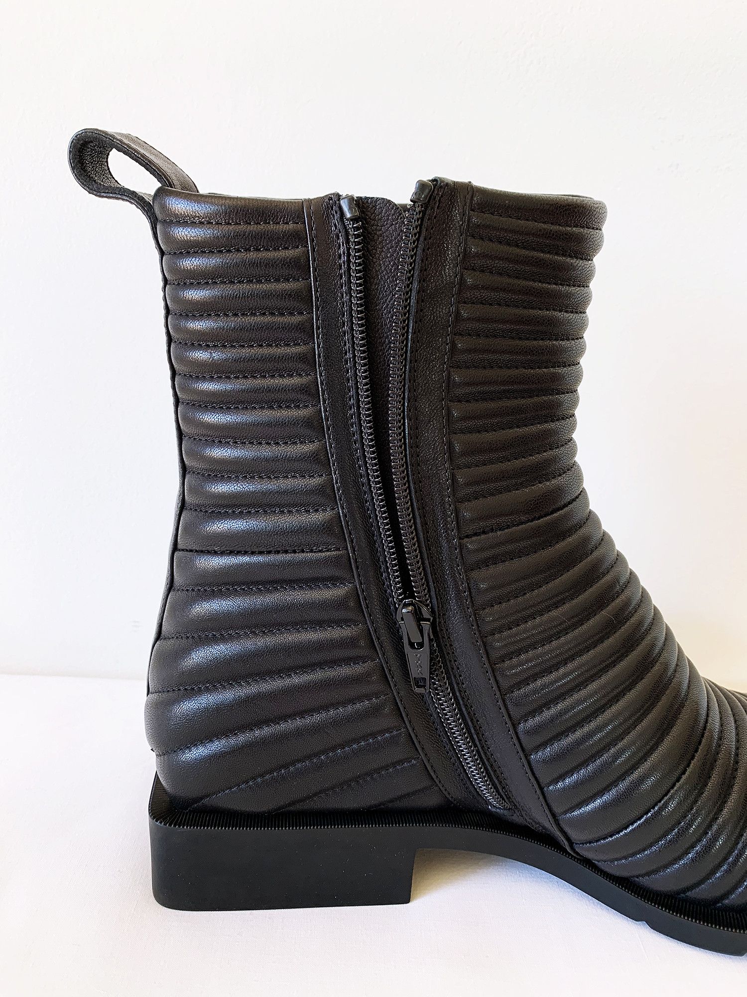 Balenciaga New — AW19 Engraved Logo Ribbed Boots Size US 7 / EU 40 - 7 Thumbnail