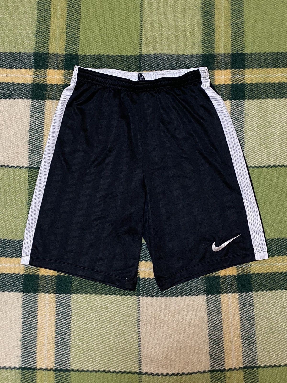 Nike Vintage Nike shorts streetwear swoosh casual y2k size M Size US 32 / EU 48 - 1 Thumbnail