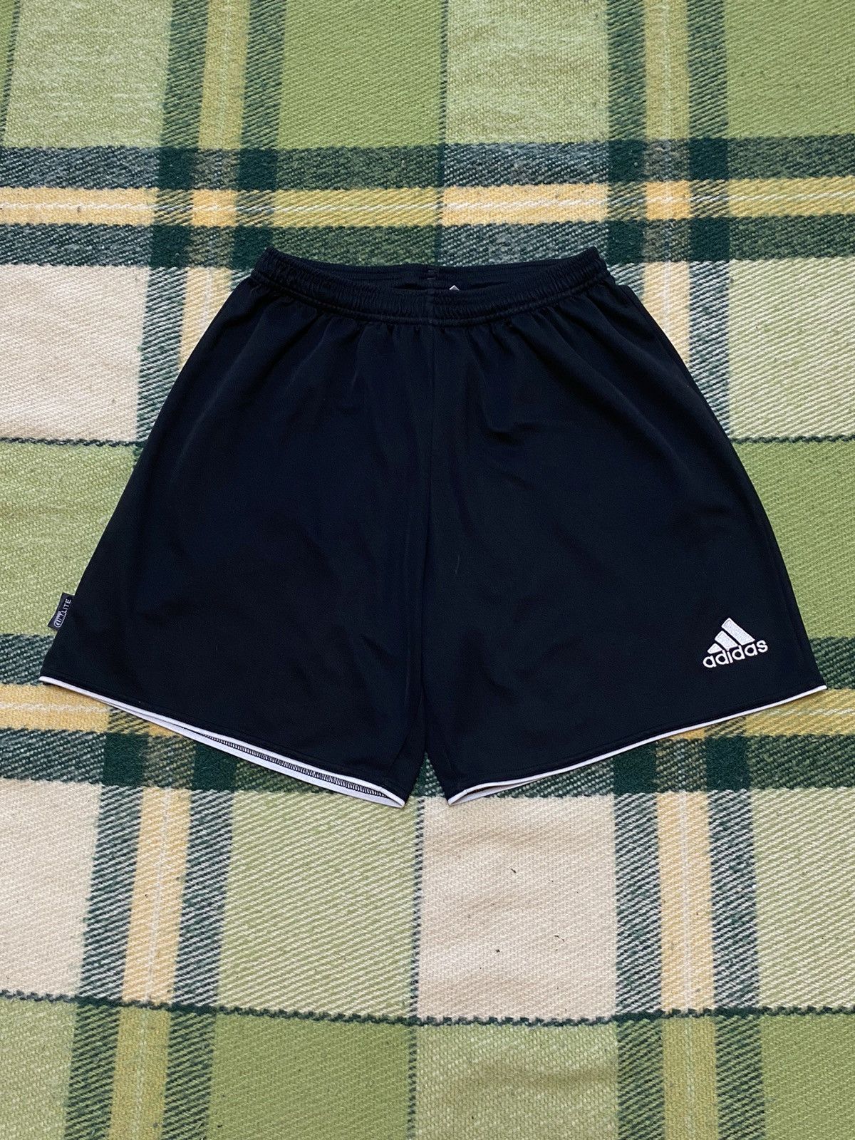 Adidas Vintage Adidas shorts streetwear y2k casual style size M Size US 32 / EU 48 - 1 Thumbnail