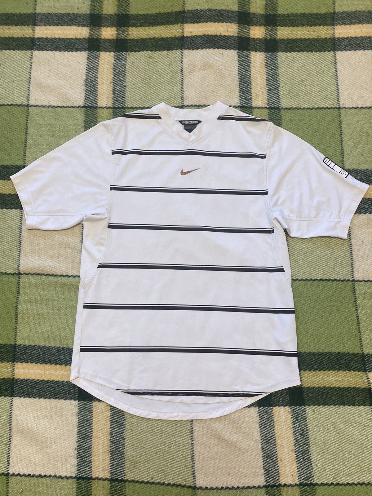 Nike Vintage Nike tee streetwear center swoosh y2k style size S Size US S / EU 44-46 / 1 - 1 Thumbnail