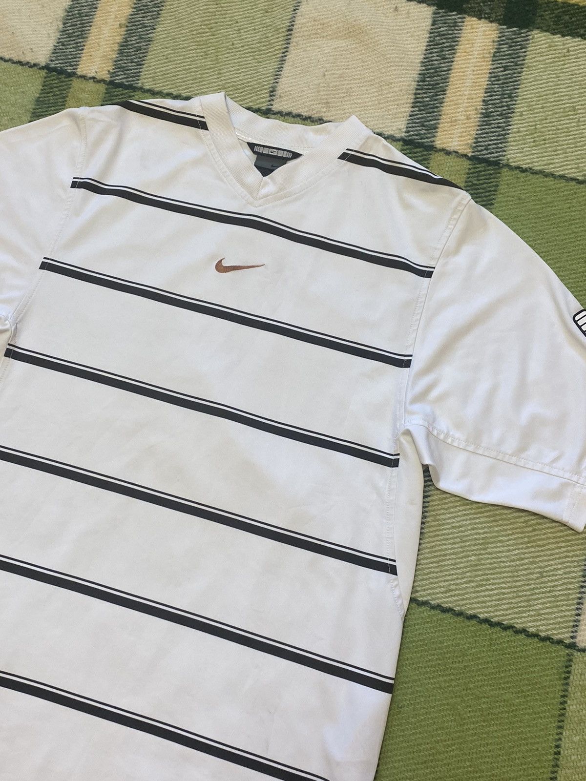 Nike Vintage Nike tee streetwear center swoosh y2k style size S Size US S / EU 44-46 / 1 - 2 Thumbnail