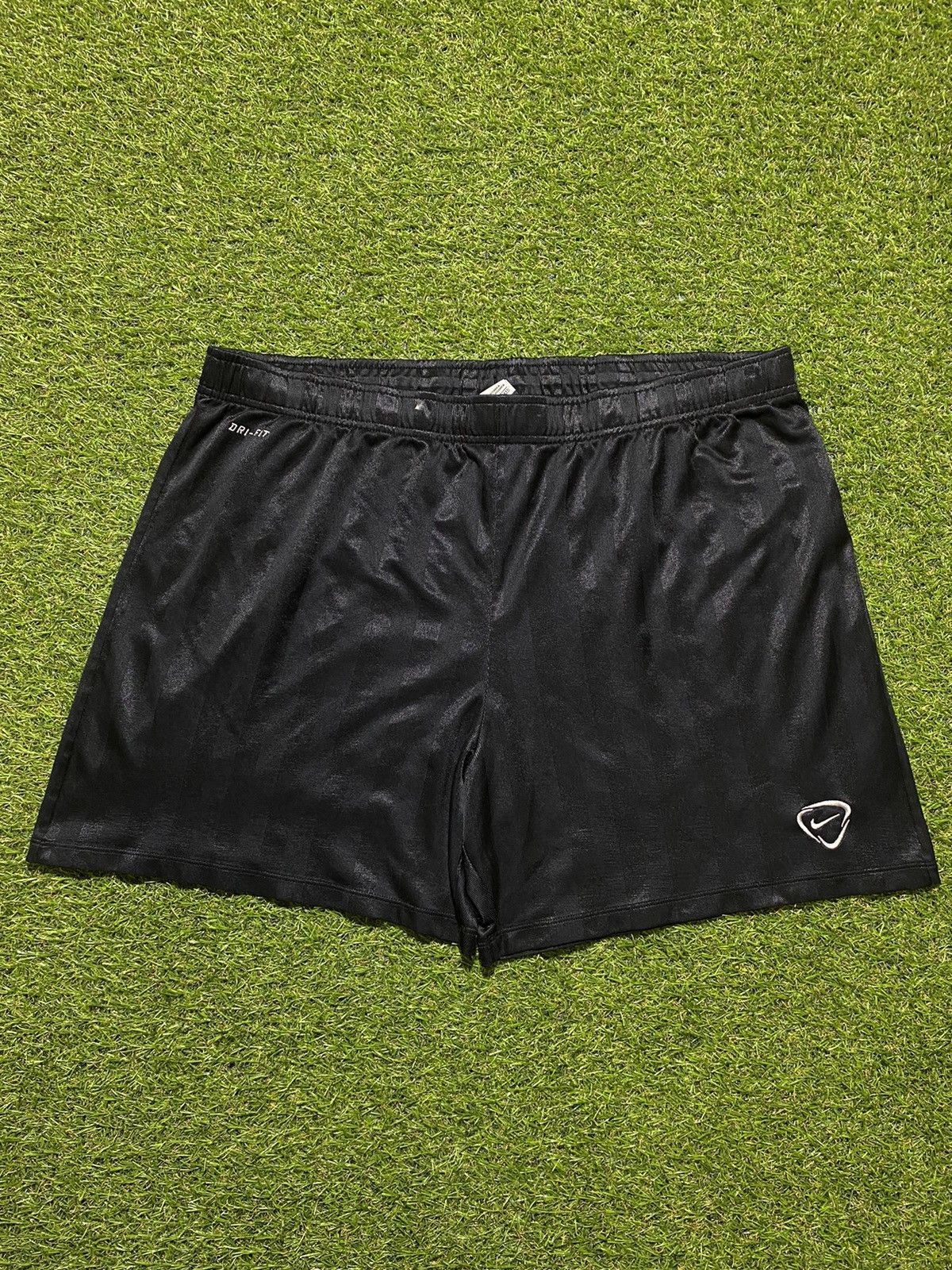 Nike Vintage Nike shorts streetwear swoosh casual y2k size XXL Size US 38 / EU 54 - 1 Thumbnail
