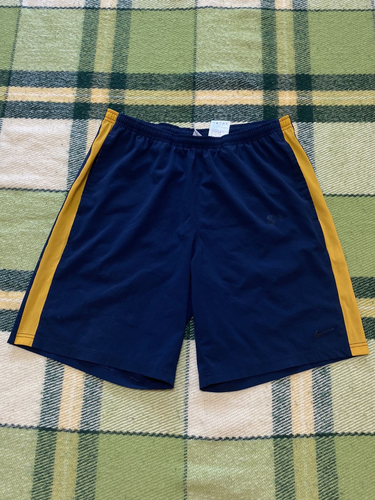 Nike Vintage Nike shorts streetwear swoosh casual y2k size S Size US 30 / EU 46 - 1 Thumbnail
