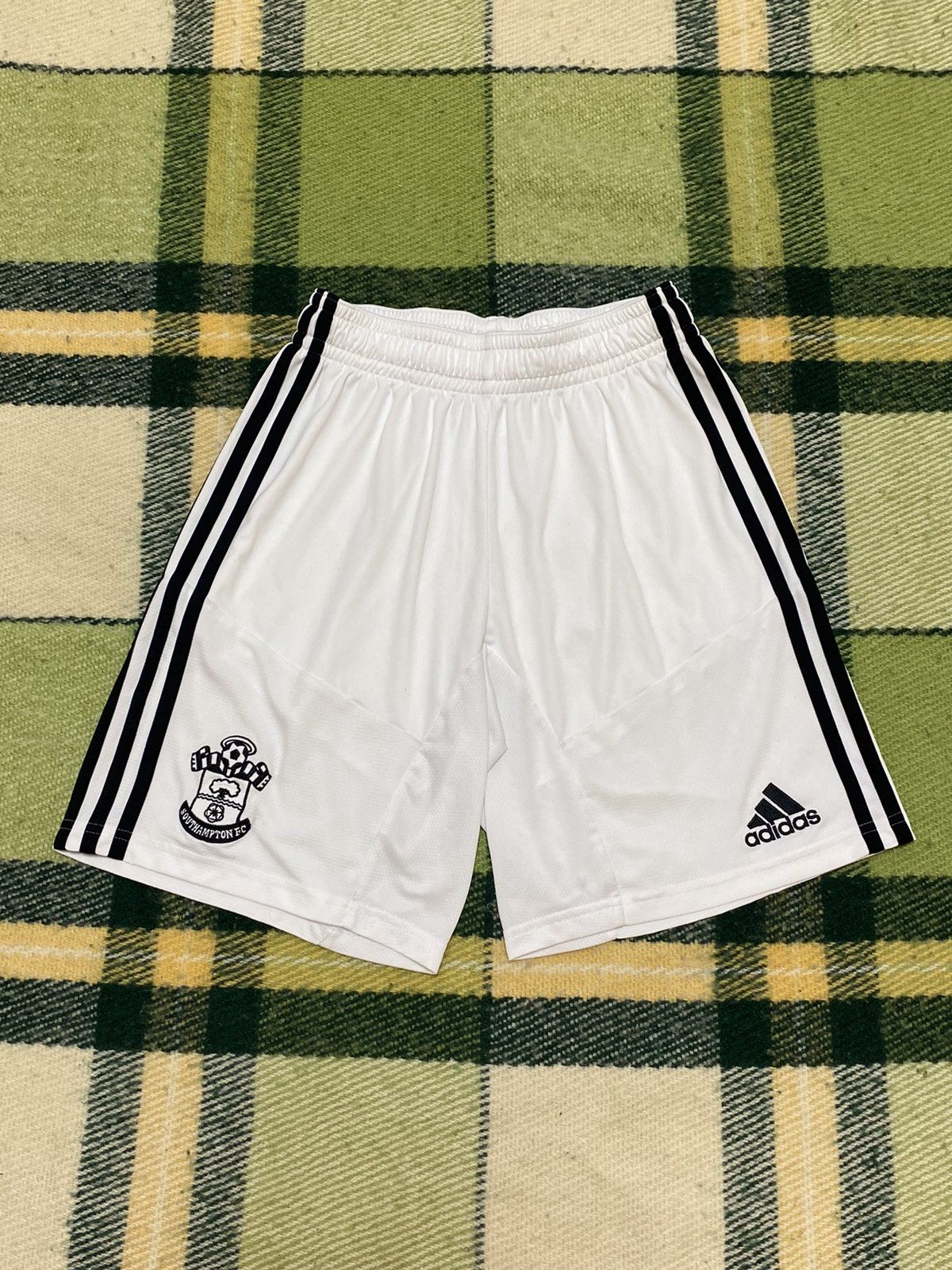 Adidas Vintage Adidas shorts streetwear y2k casual style size S Size US 30 / EU 46 - 1 Thumbnail