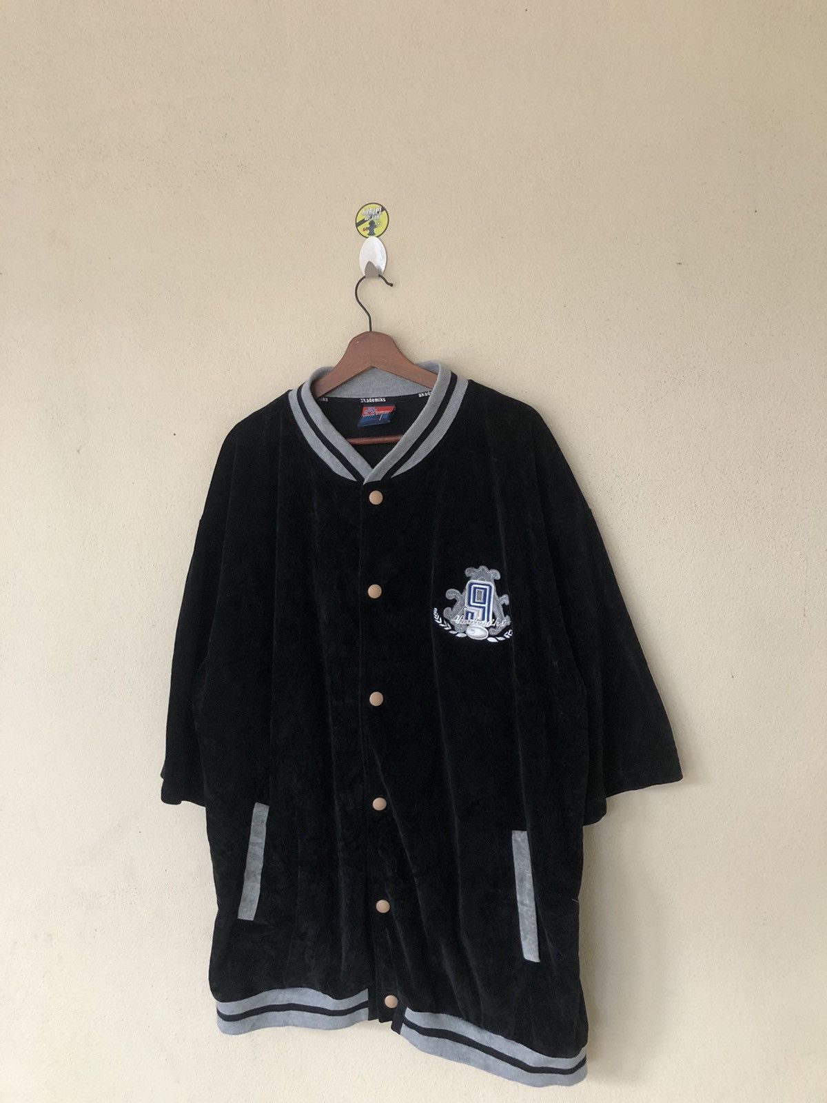 Akademiks × Velvet × Vintage Akademiks Stadium Division Velvet Eye Embroidered Size US XXL / EU 58 / 5 - 3 Thumbnail