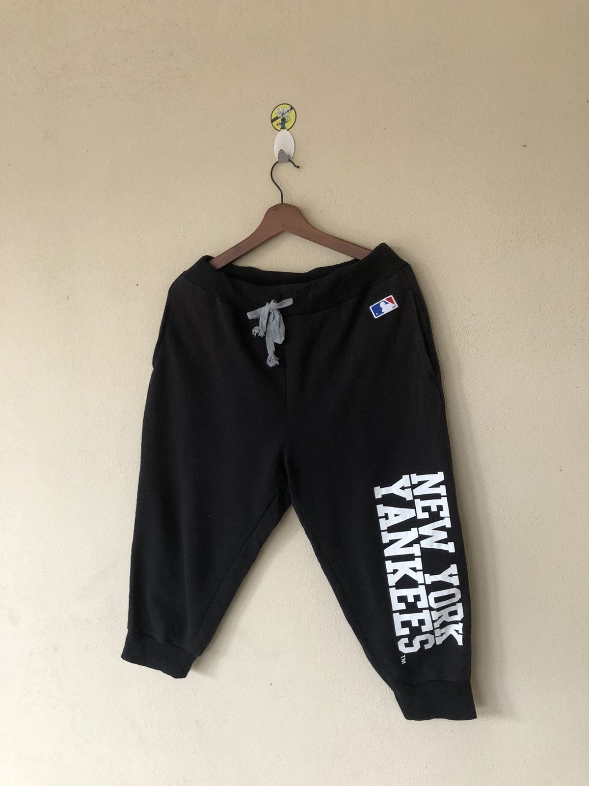 MLB × New York Yankees New York Yankees Three Quarter Size L Sweatpants 28-32 Size US 32 / EU 48 - 3 Thumbnail