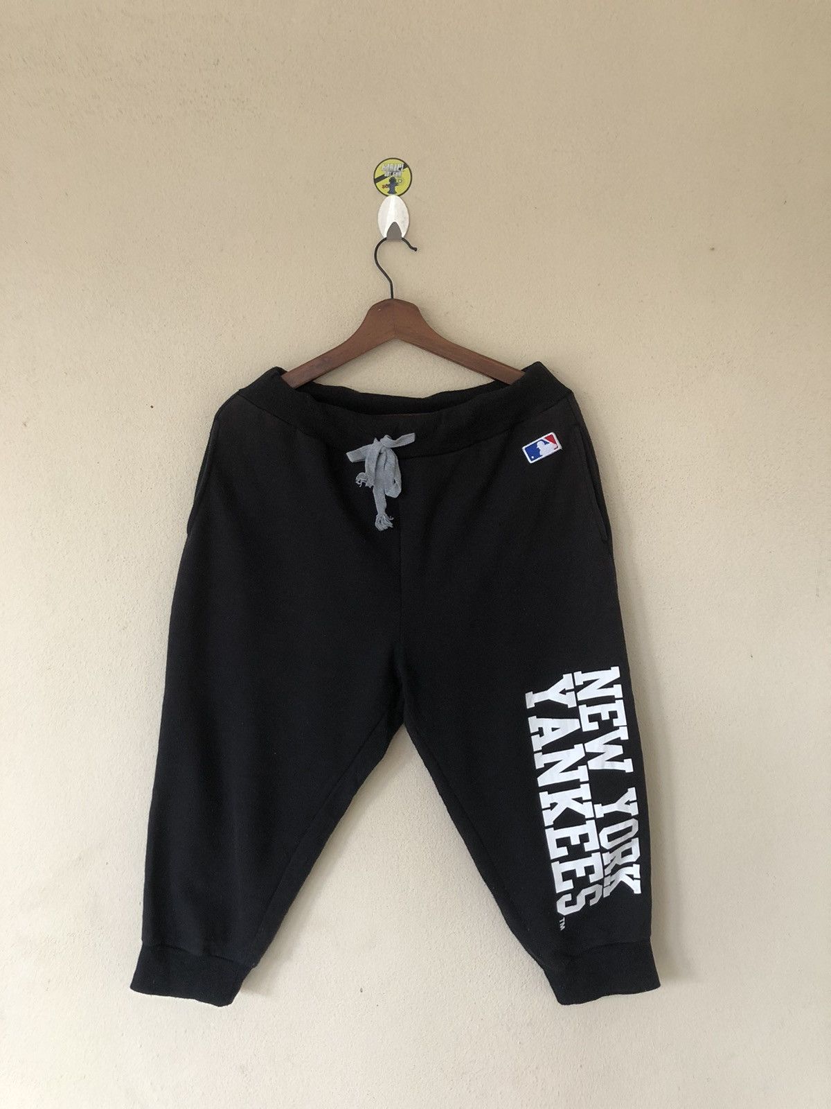 MLB × New York Yankees New York Yankees Three Quarter Size L Sweatpants 28-32 Size US 32 / EU 48 - 1 Thumbnail