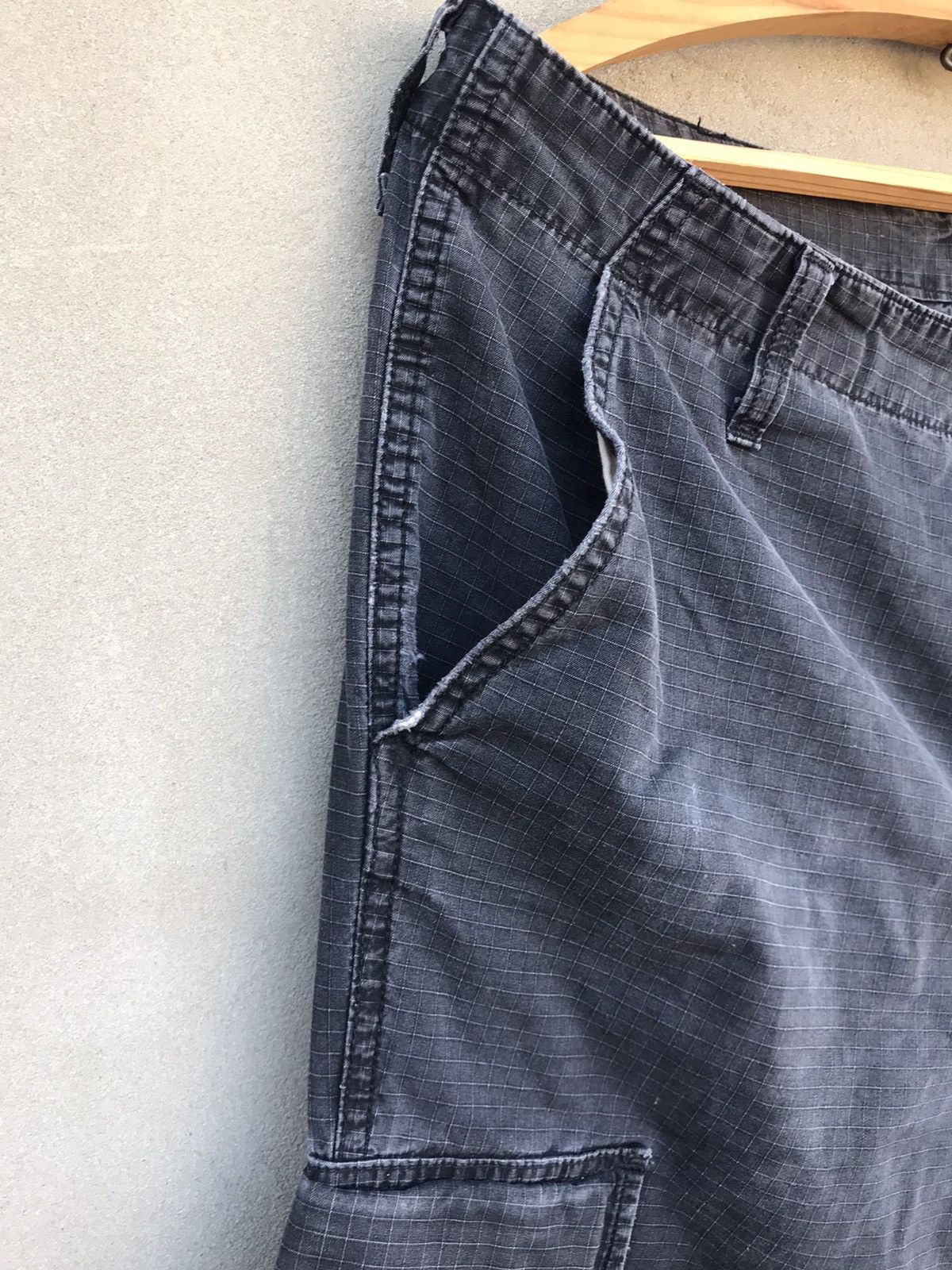 Carhartt × Carhartt Wip × Vintage ‼️BIG SALE‼️ 🖤Vintage Carhartt WIP Cargo Pants 36x32 Travis Size US 36 / EU 52 - 7 Thumbnail