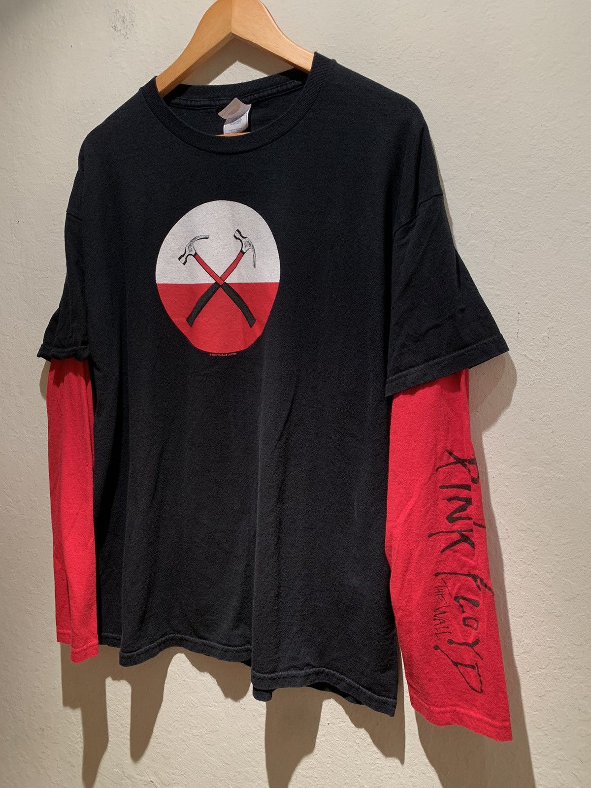Band Tees × Pink Floyd × Vintage *RARE* Vintage 2004 Pink Floyd The Wall Layered LS Shirt XL Size US XL / EU 56 / 4 - 1 Thumbnail