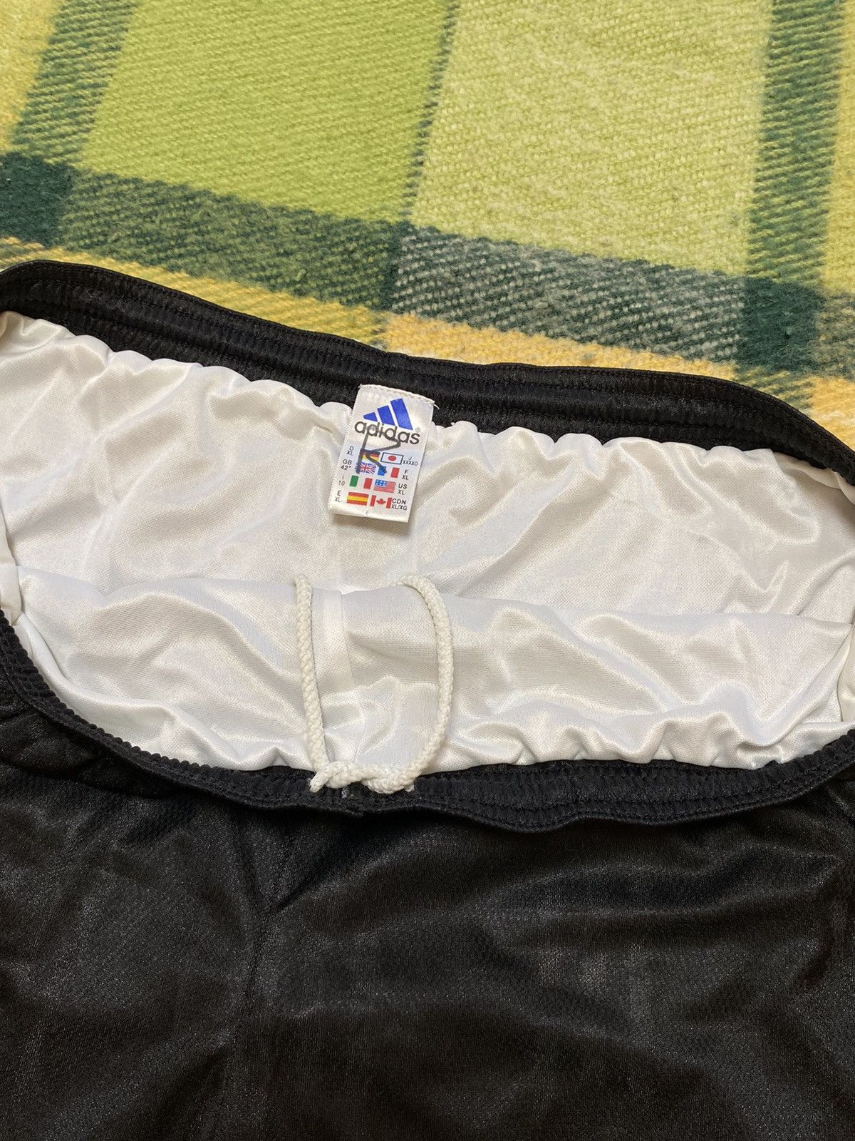 Adidas Vintage Adidas shorts streetwear y2k casual style size XL Size US 36 / EU 52 - 3 Thumbnail