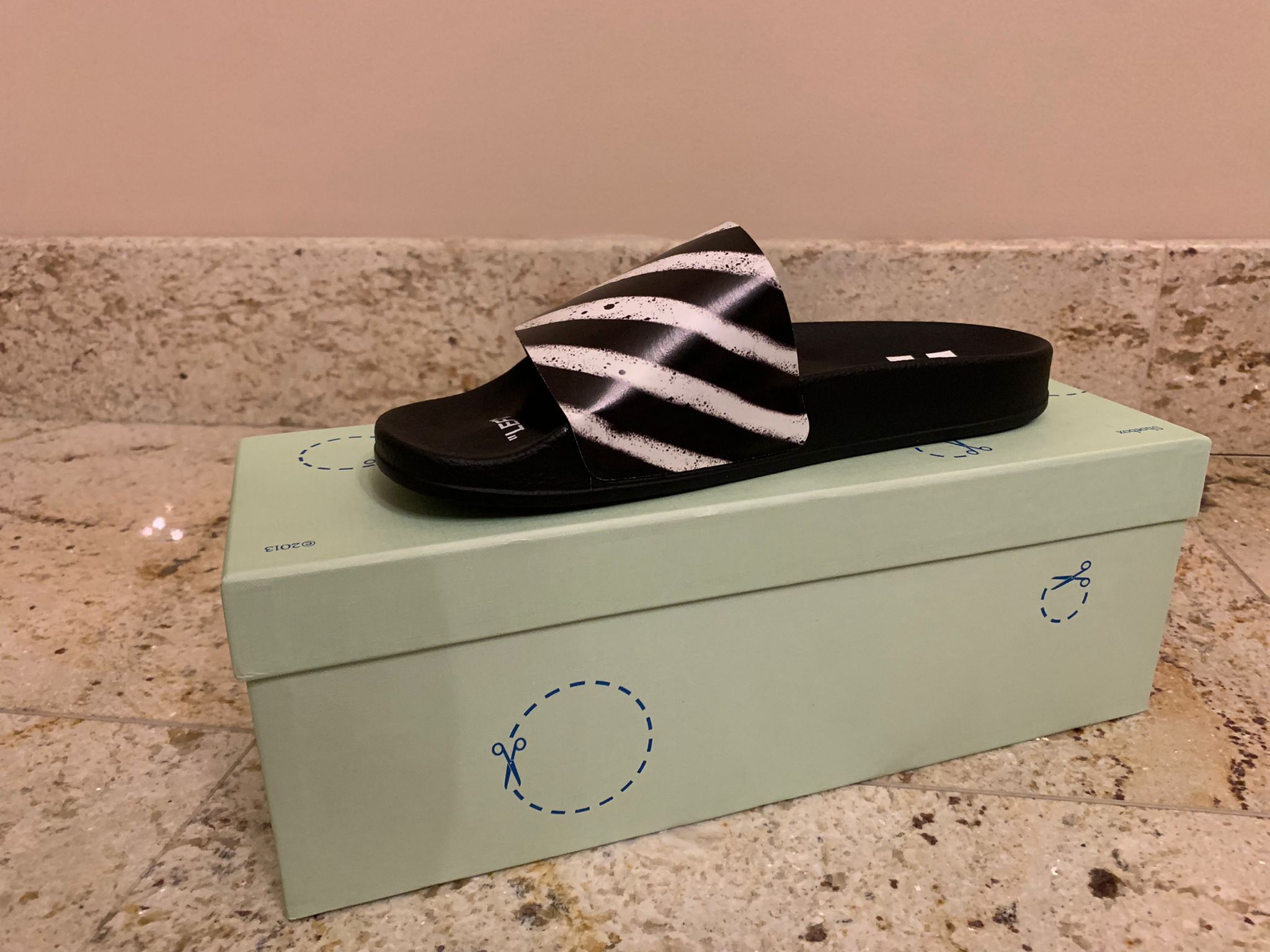 Off-White Diagonal Spray Slides in Black & White Size US 8 / EU 41 - 8 Thumbnail