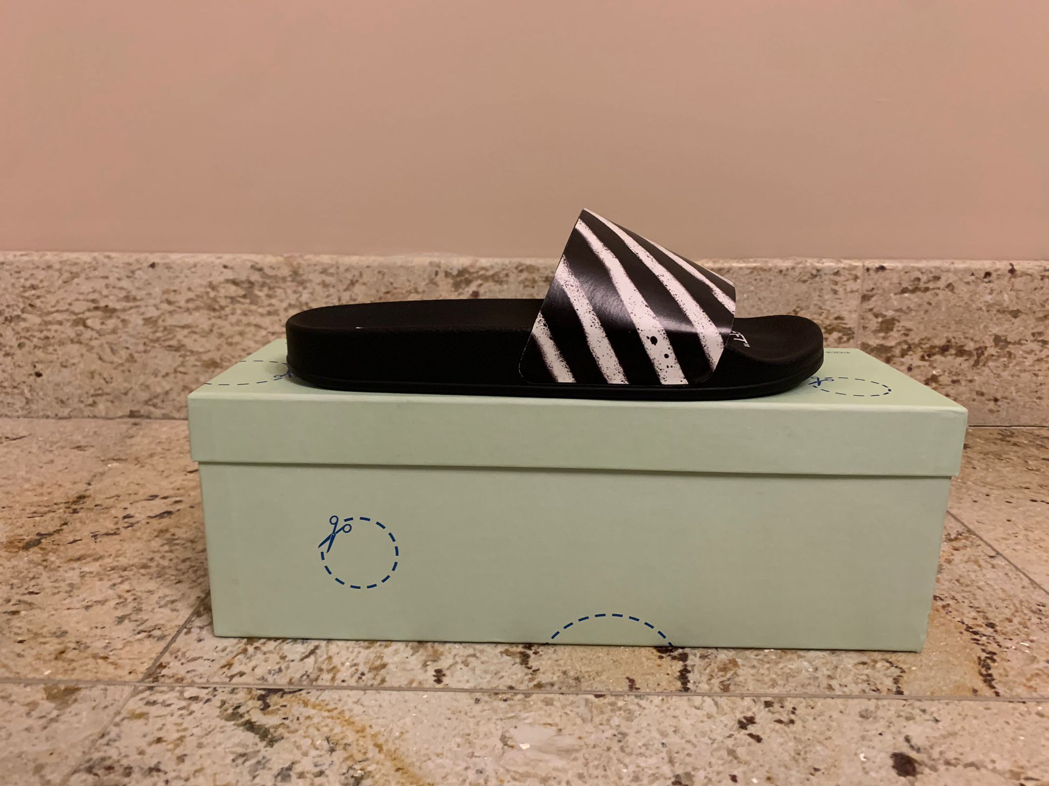 Off-White Diagonal Spray Slides in Black & White Size US 8 / EU 41 - 2 Thumbnail