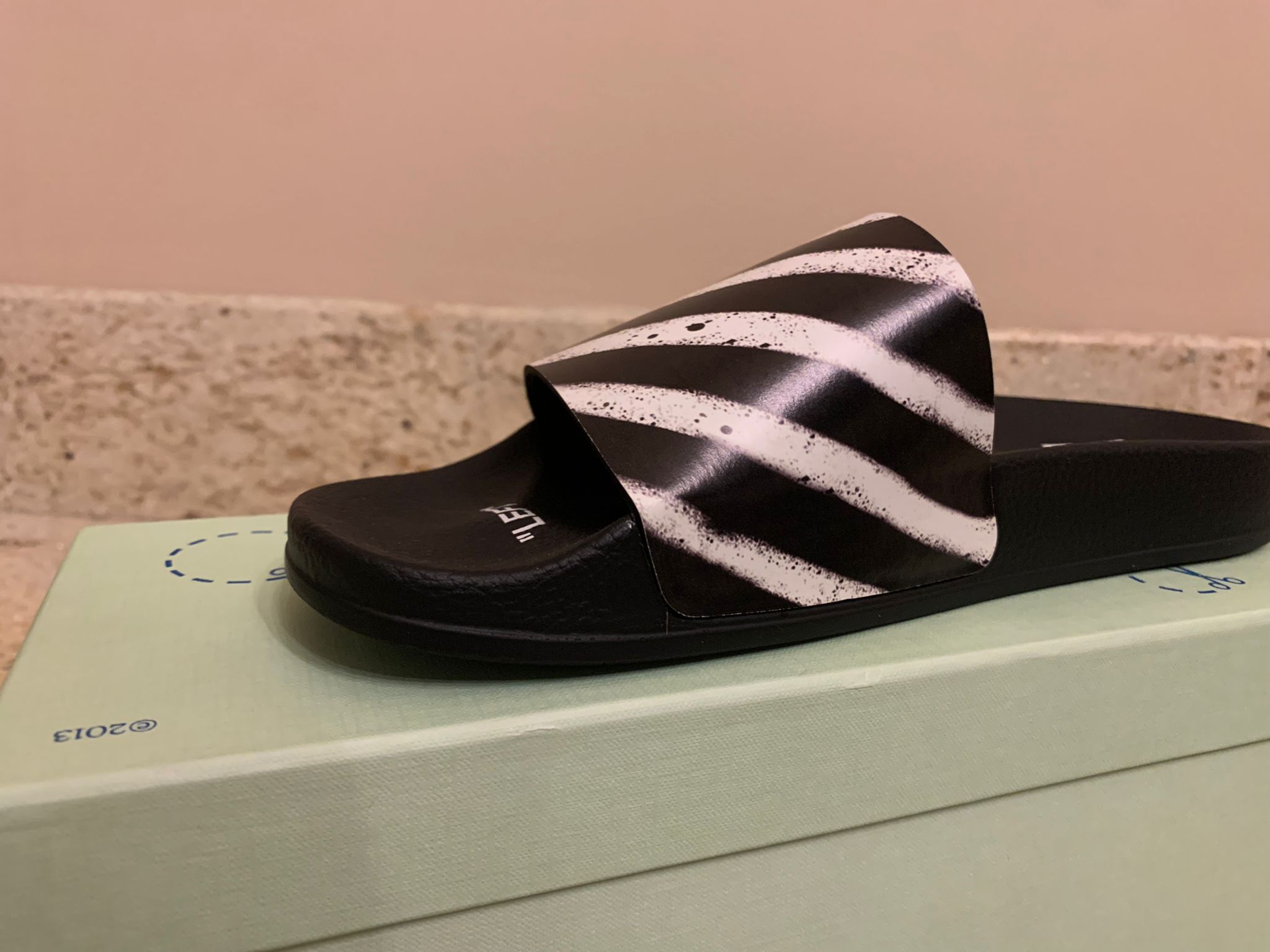 Off-White Diagonal Spray Slides in Black & White Size US 8 / EU 41 - 9 Thumbnail