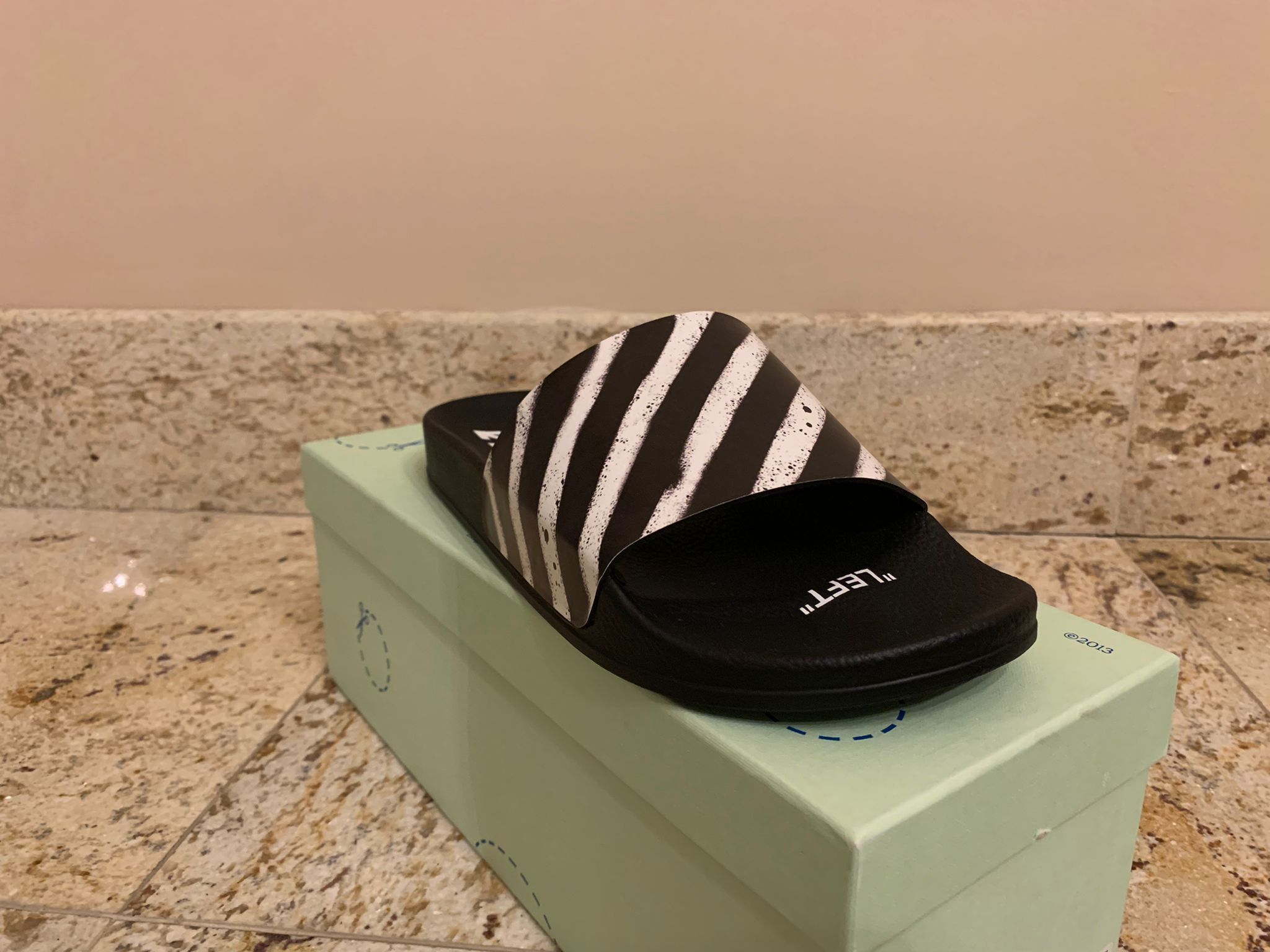 Off-White Diagonal Spray Slides in Black & White Size US 8 / EU 41 - 6 Thumbnail