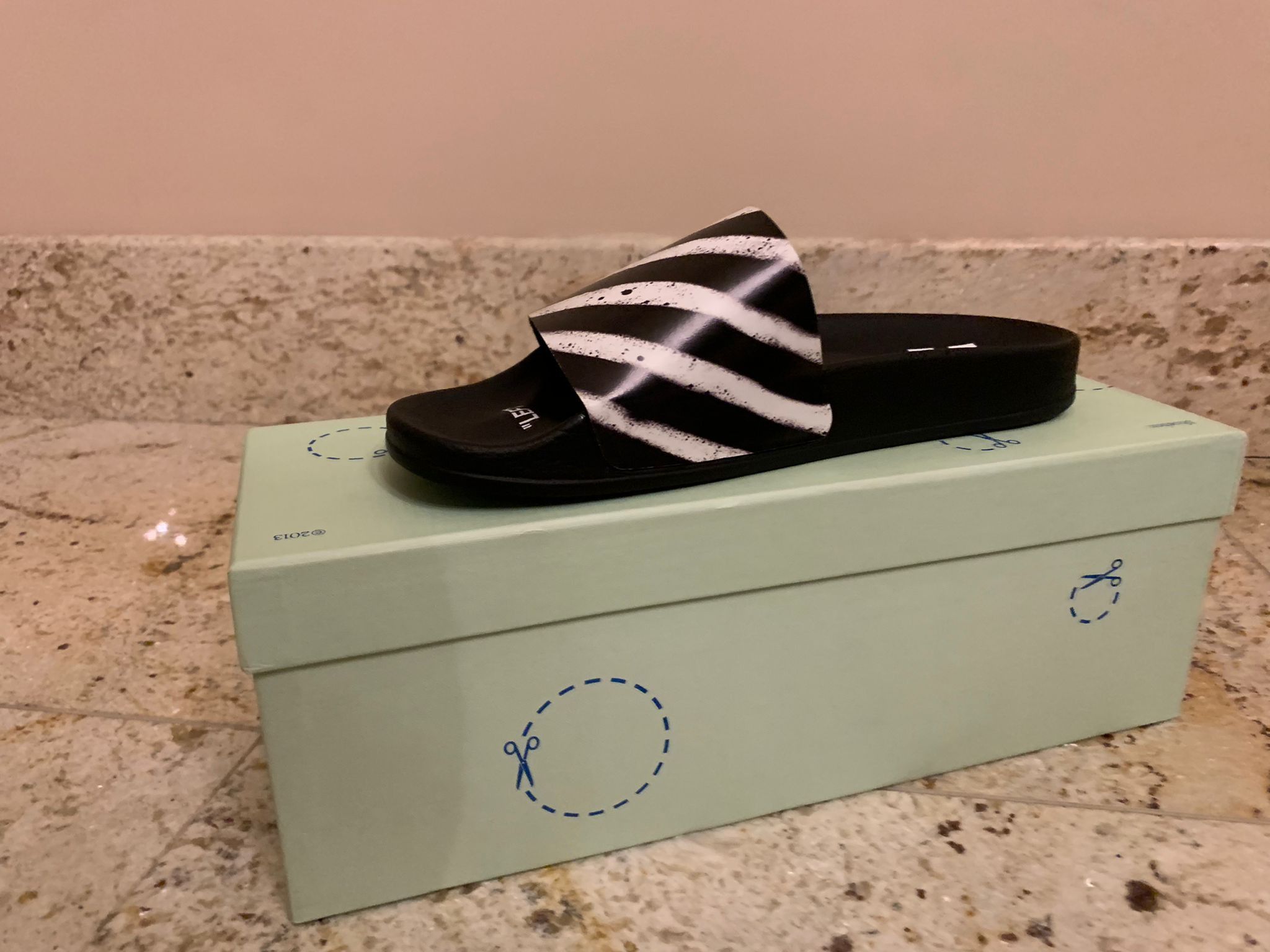 Off-White Diagonal Spray Slides in Black & White Size US 8 / EU 41 - 7 Thumbnail