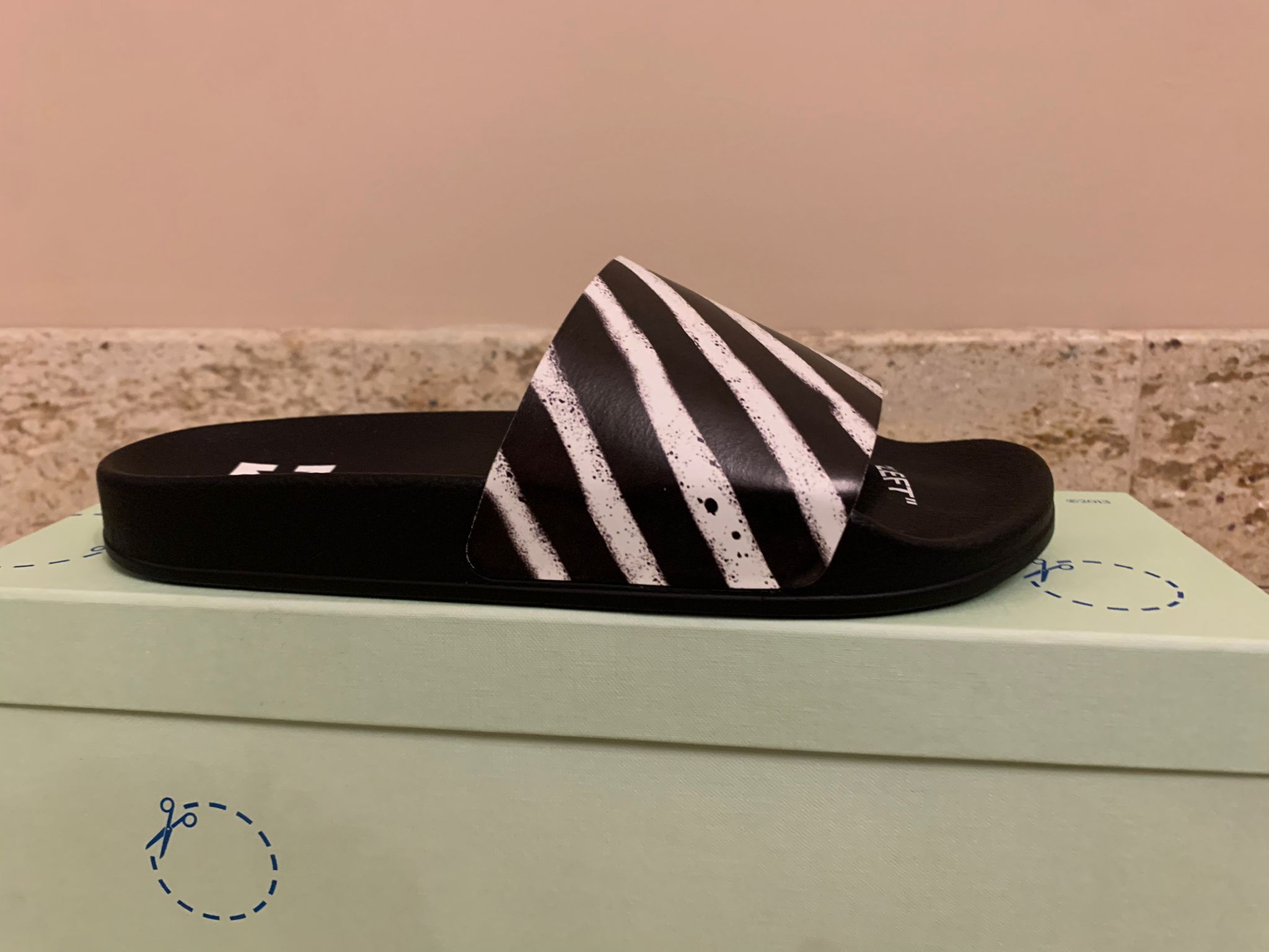 Off-White Diagonal Spray Slides in Black & White Size US 8 / EU 41 - 4 Thumbnail