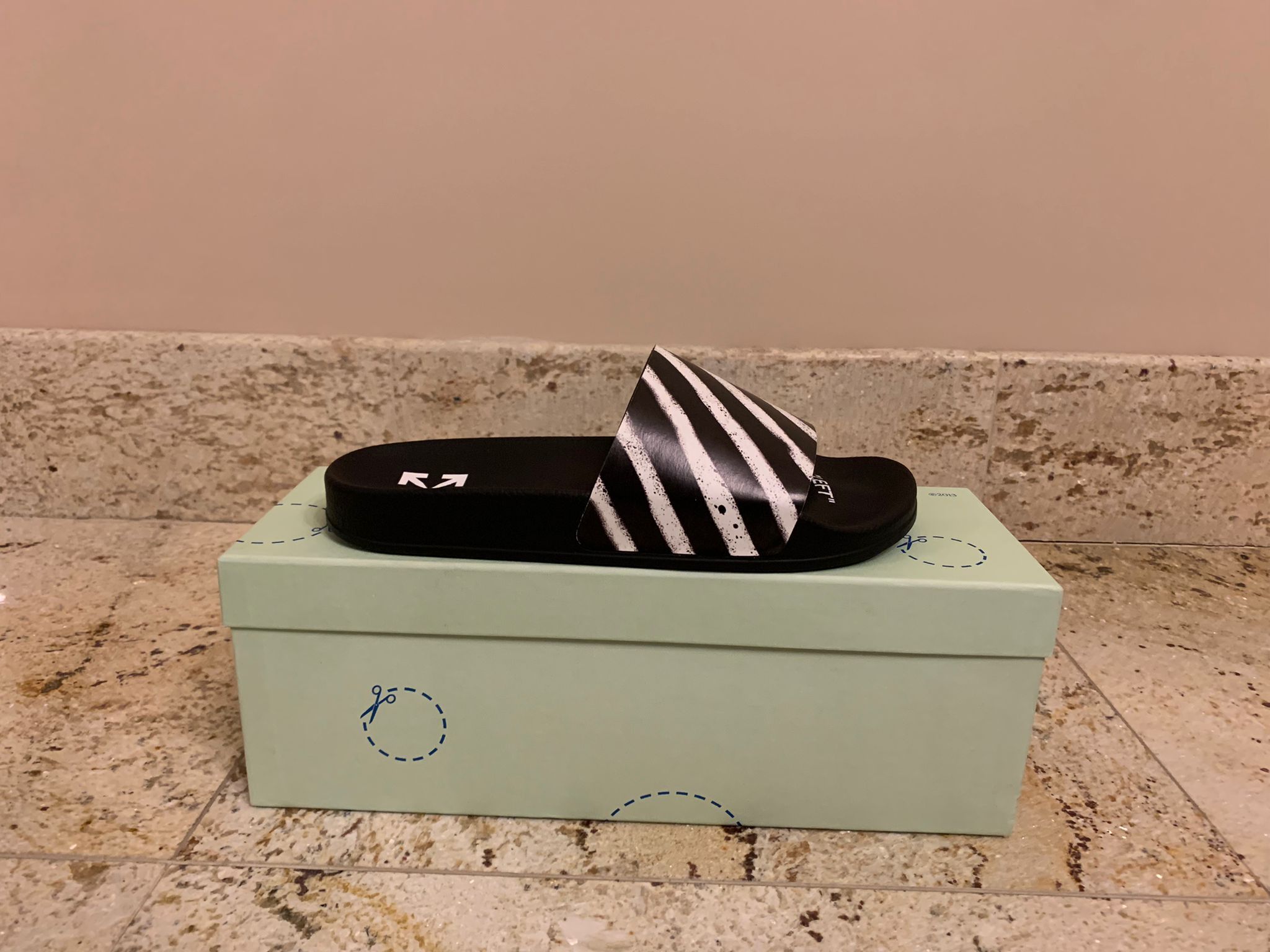image of Off White Diagonal Spray Slides In Black & White in Black/White, Men's (Size 8)