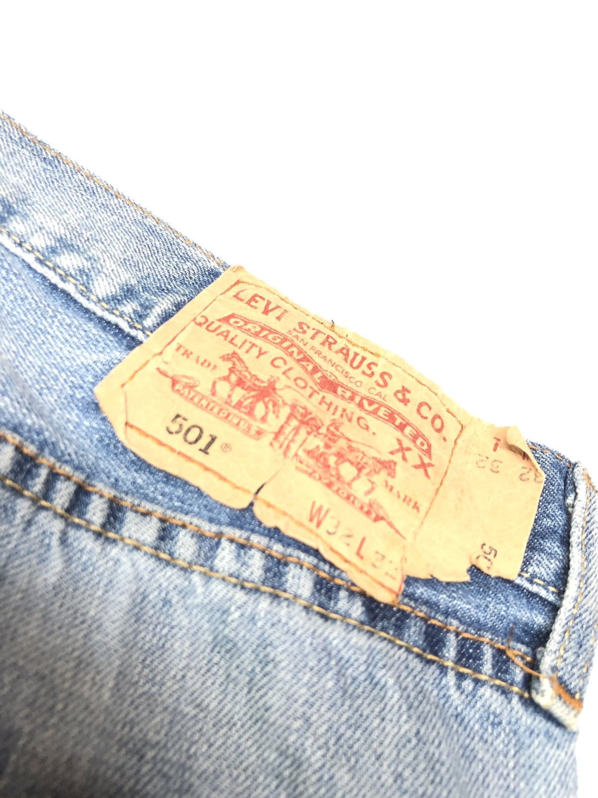 Levi's × Vintage VINTAGE LEVI’S 501 LIGHT BLUE WASH DISSTRESSED DENIM Size US 32 / EU 48 - 11 Thumbnail