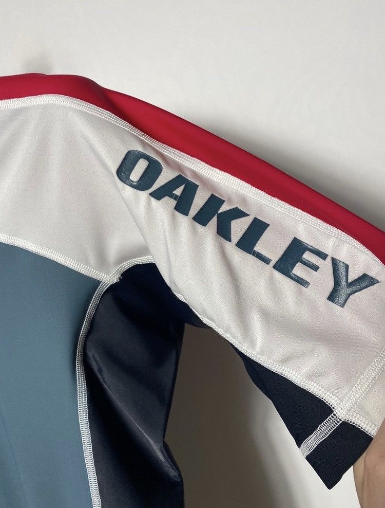 Oakley Vintage Sample Oakley central logo surf termo t-shirt size S Size US S / EU 44-46 / 1 - 3 Thumbnail