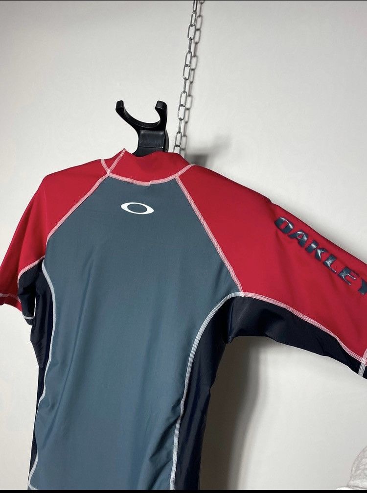 Oakley Vintage Sample Oakley central logo surf termo t-shirt size S Size US S / EU 44-46 / 1 - 12 Thumbnail