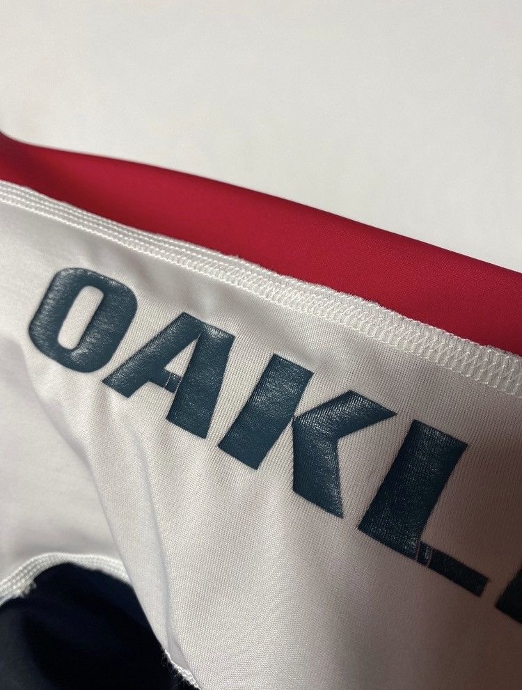 Oakley Vintage Sample Oakley central logo surf termo t-shirt size S Size US S / EU 44-46 / 1 - 4 Thumbnail