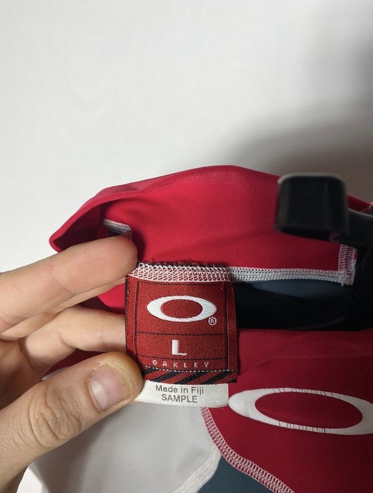 Oakley Vintage Sample Oakley central logo surf termo t-shirt size S Size US S / EU 44-46 / 1 - 8 Thumbnail