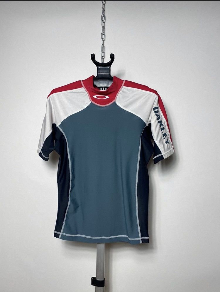 Oakley Vintage Sample Oakley central logo surf termo t-shirt size S Size US S / EU 44-46 / 1 - 1 Thumbnail